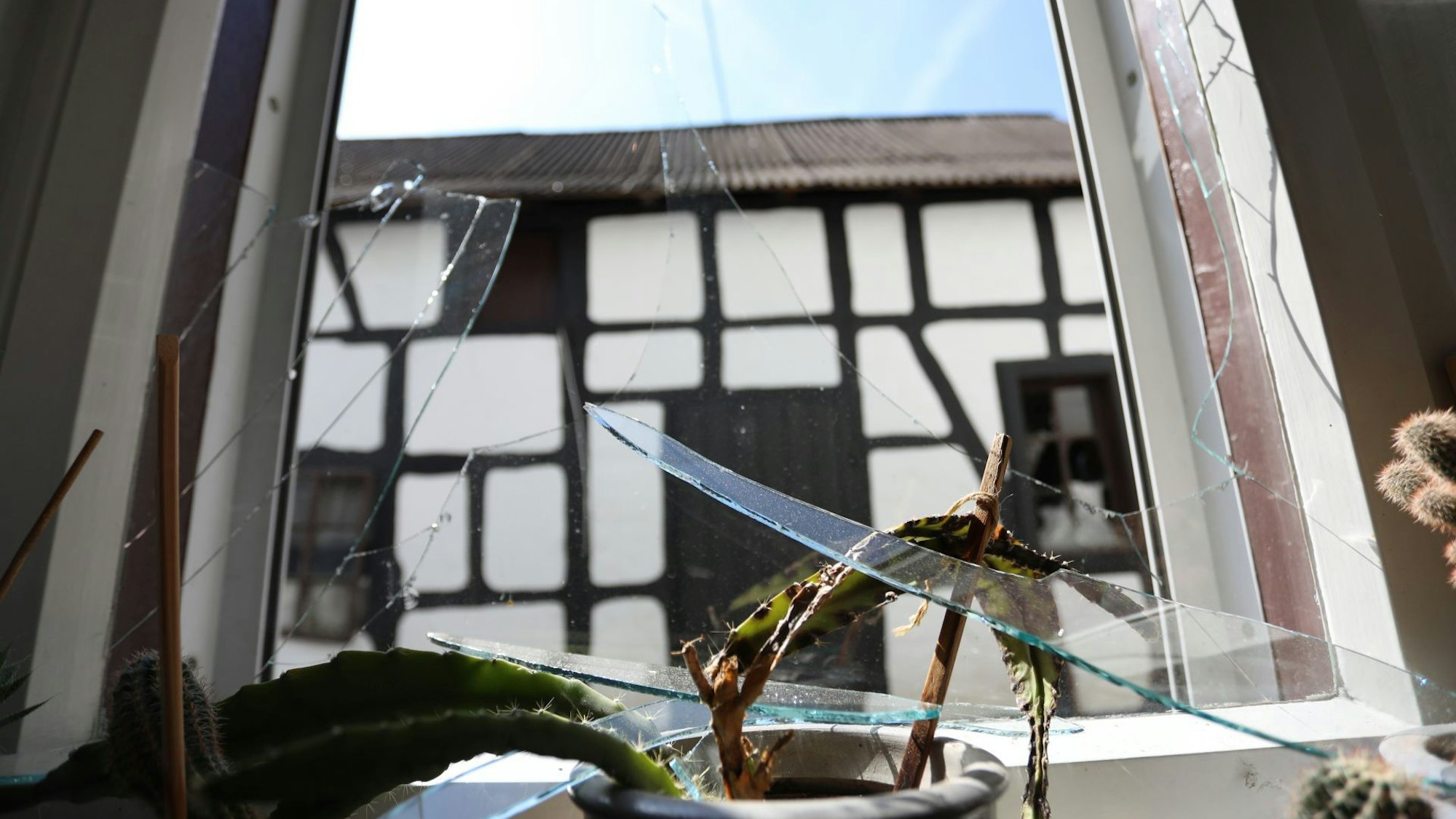 Eine zersplitterte Fensterscheibe.