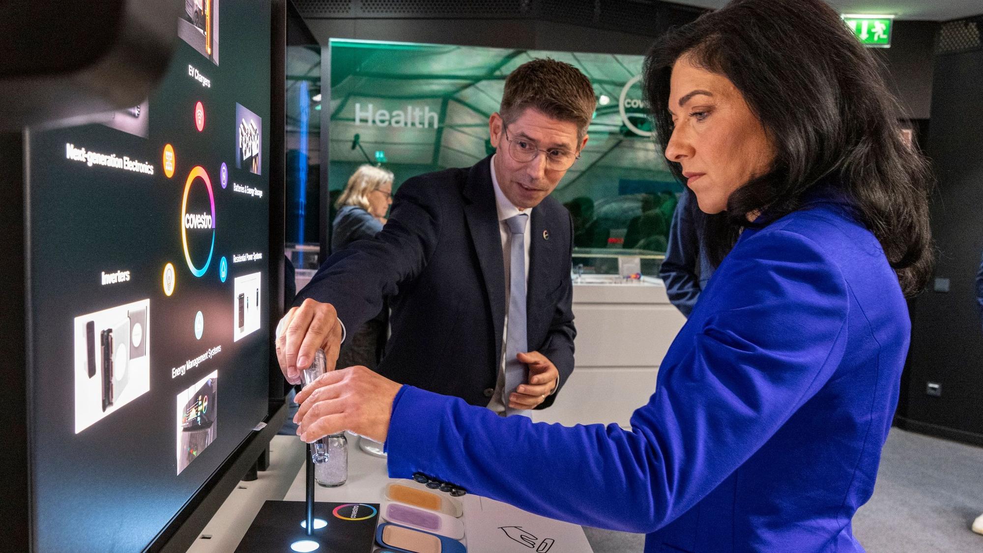 Katherina Reiche im Showroom von Covestro