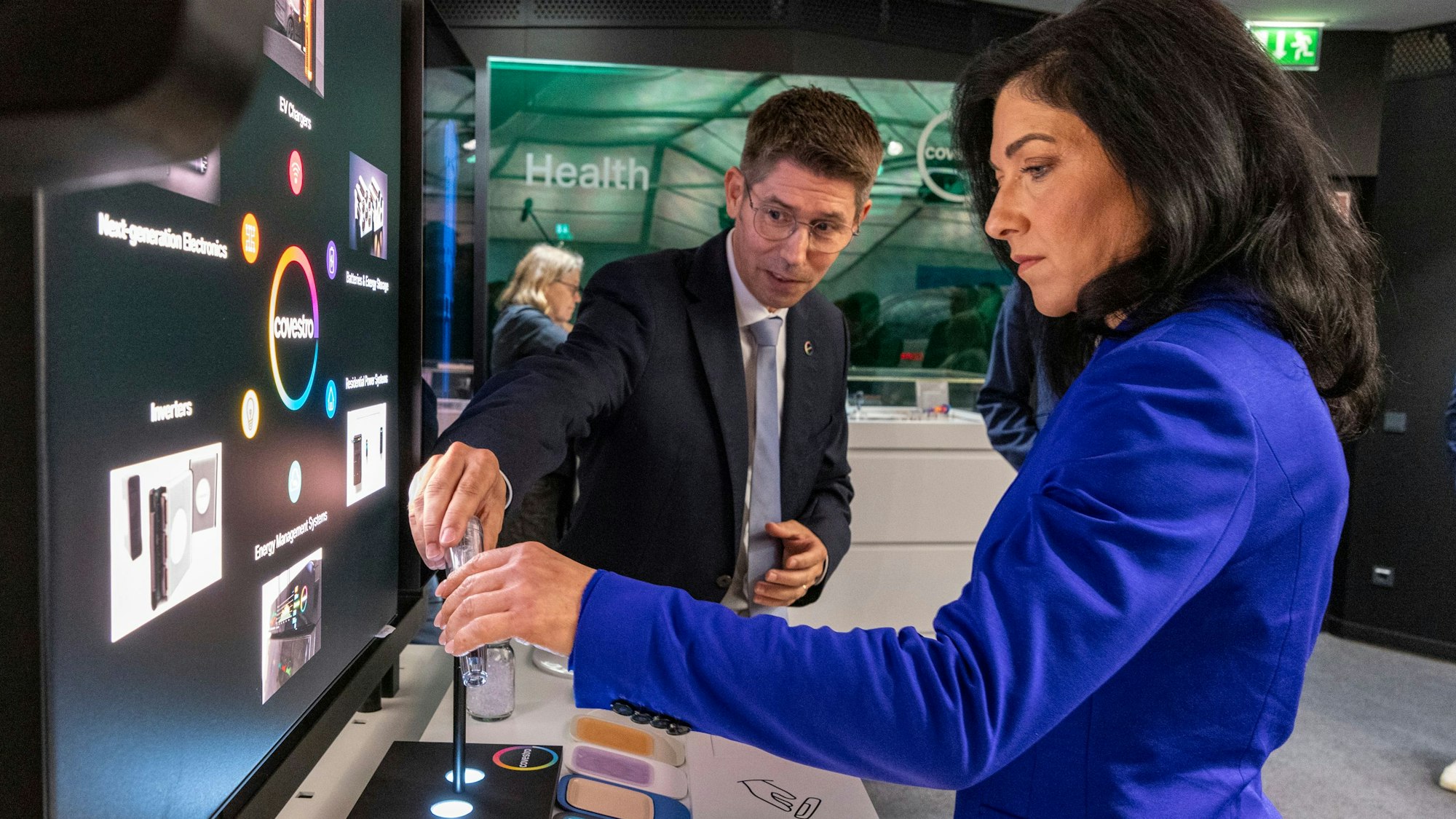 Katherina Reiche im Showroom von Covestro
