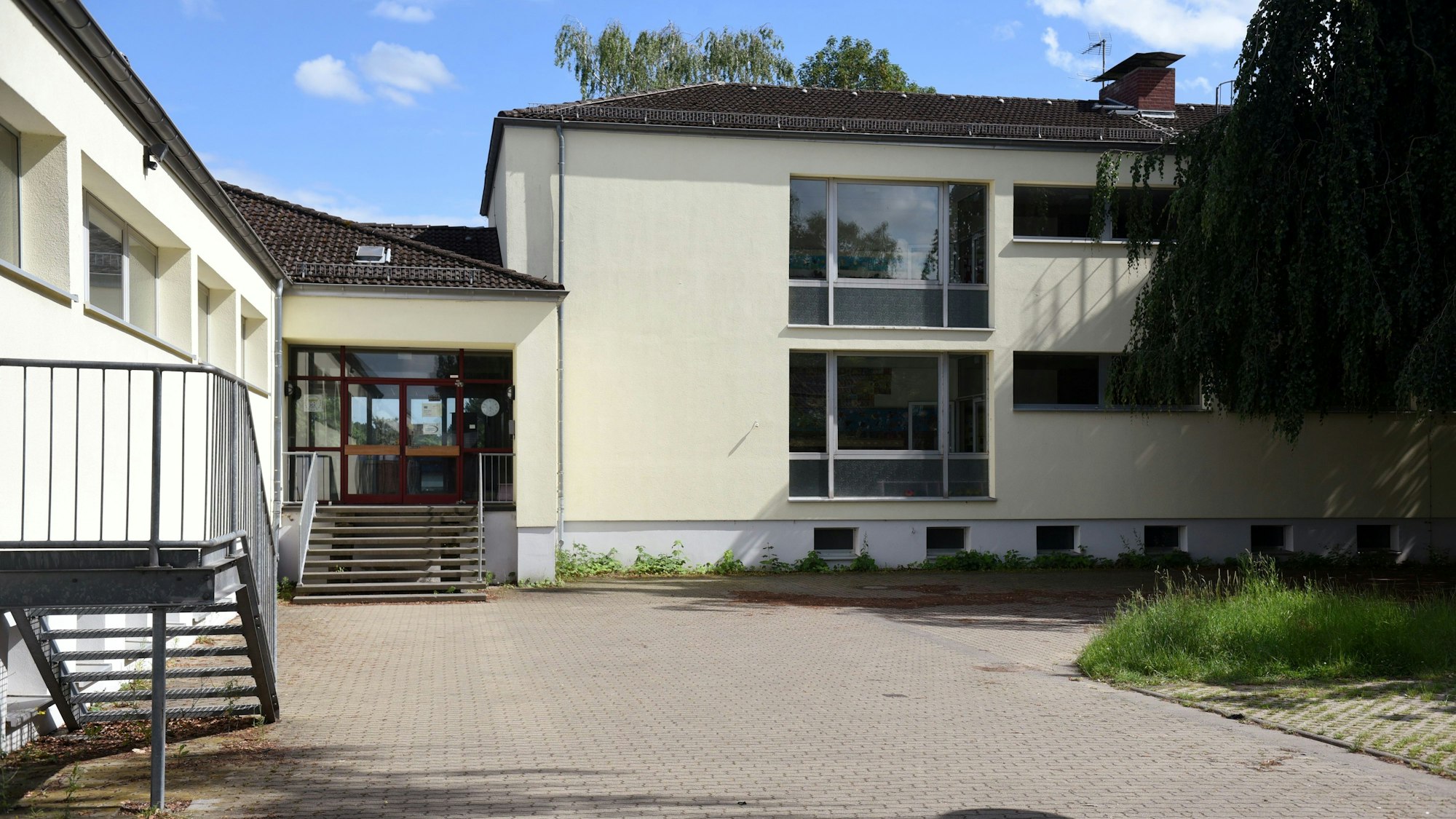 Ein Schulgebäude mit einer hellen Fassade.