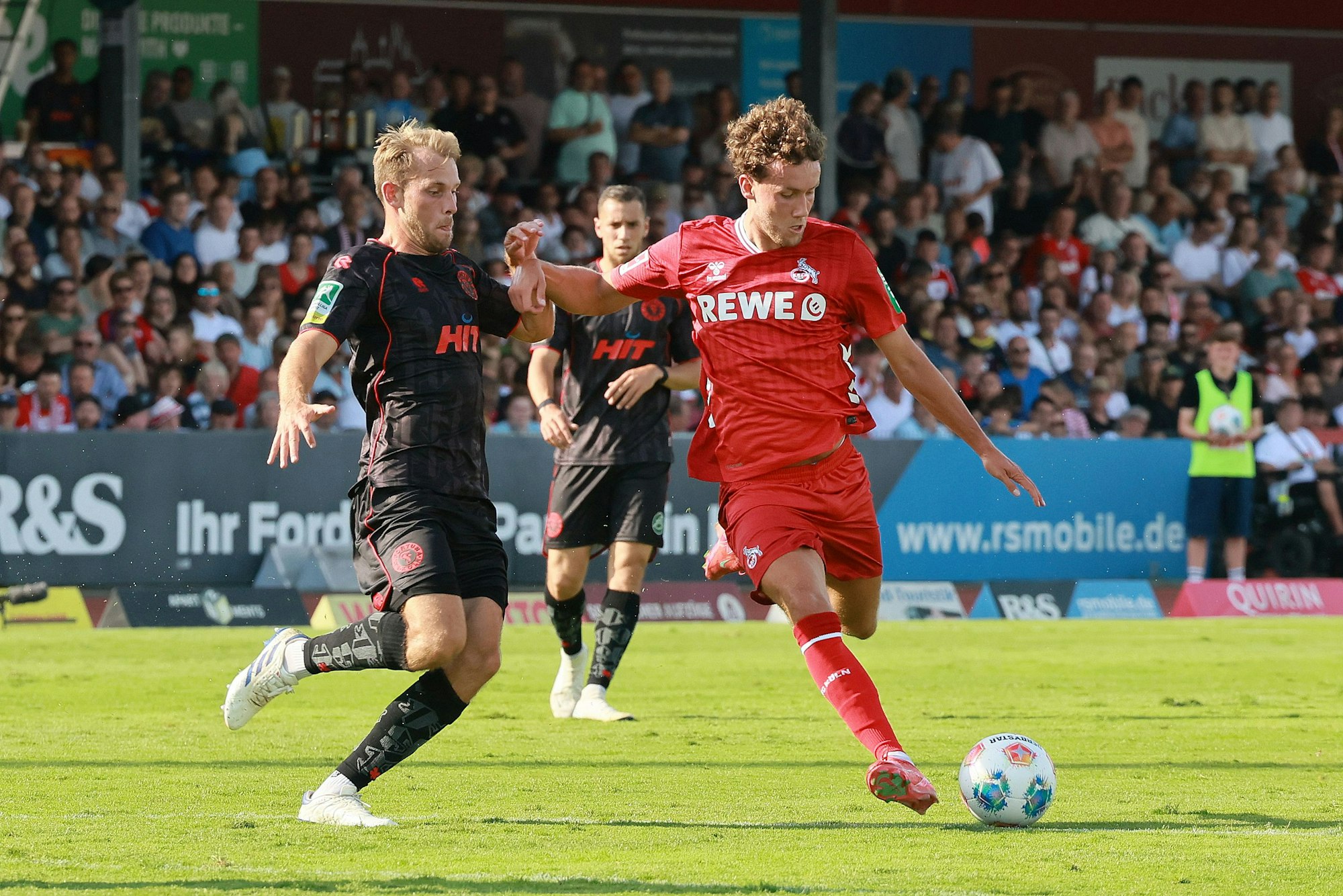 Testspiel, Fortuna Köln vs. 1. FC Köln, von links: georg Strauch (Fortuna), Luca Waldschmidt (1. FC Köln), 18.07.2025, Bild: Herbert Bucco