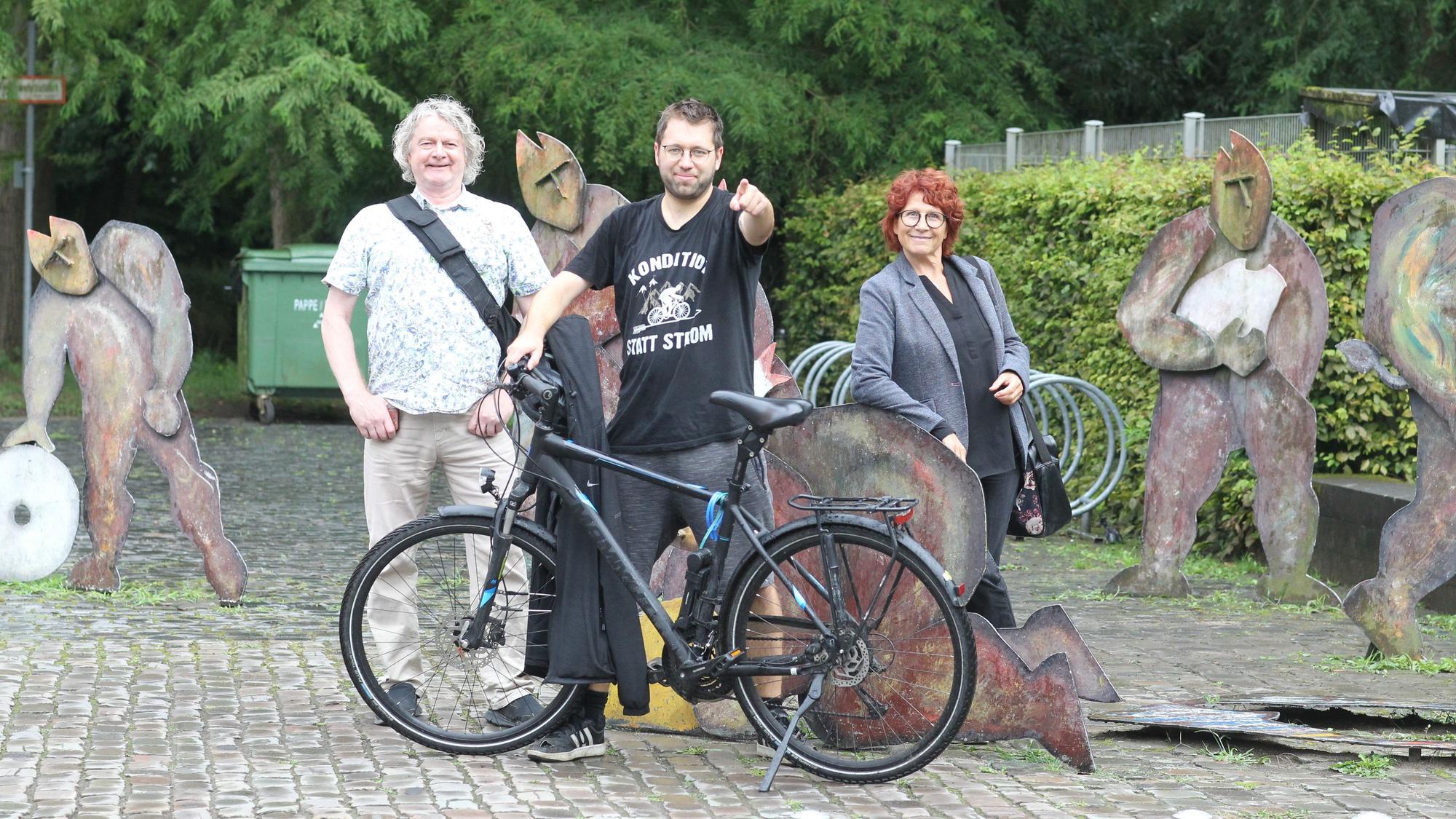 „Wettrennen“ von der Siegburger Predation in der Neuen Poststraße 15 bis zur Burg Wissem in Troisdorf mit Klaus Heuschötter (links) im Auto, Cordula Orphal mit dem Bus und klarer Sieger Marius Fuhrmann (Mitte) auf dem Fahrrad.