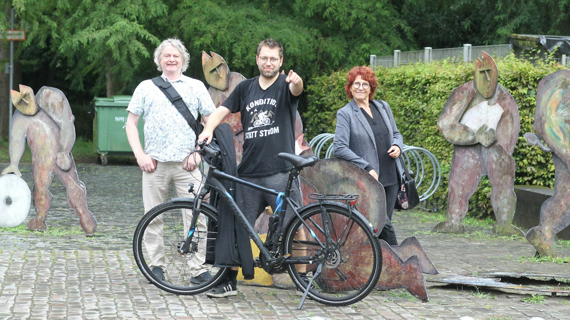 „Wettrennen“ von der Siegburger Predation in der Neuen Poststraße 15 bis zur Burg Wissem in Troisdorf mit Klaus Heuschötter (links) im Auto, Cordula Orphal mit dem Bus und klarer Sieger Marius Fuhrmann (Mitte) auf dem Fahrrad.