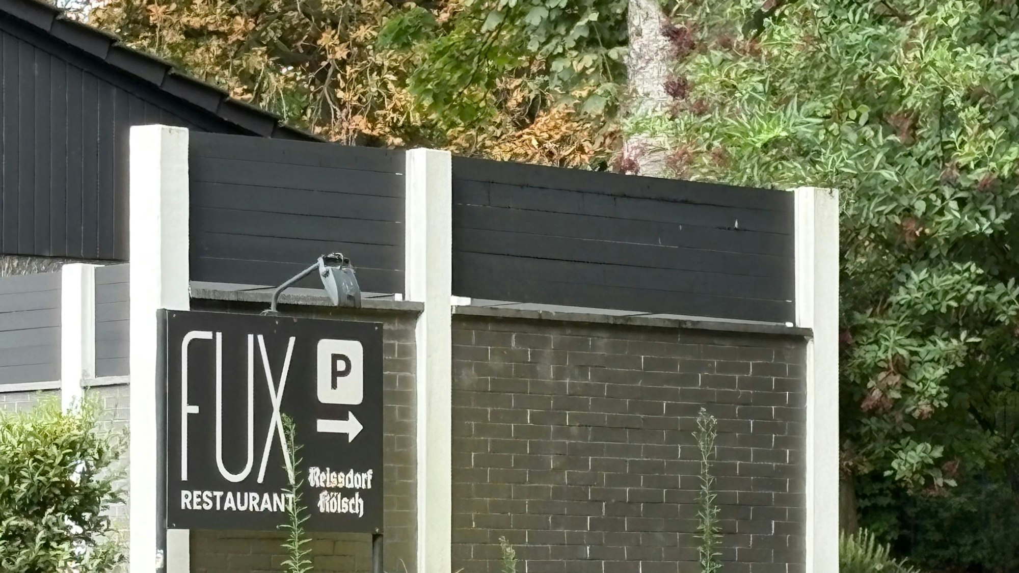Restaurant Fux am Rhein mit Parkplatzschild vor der Tür.