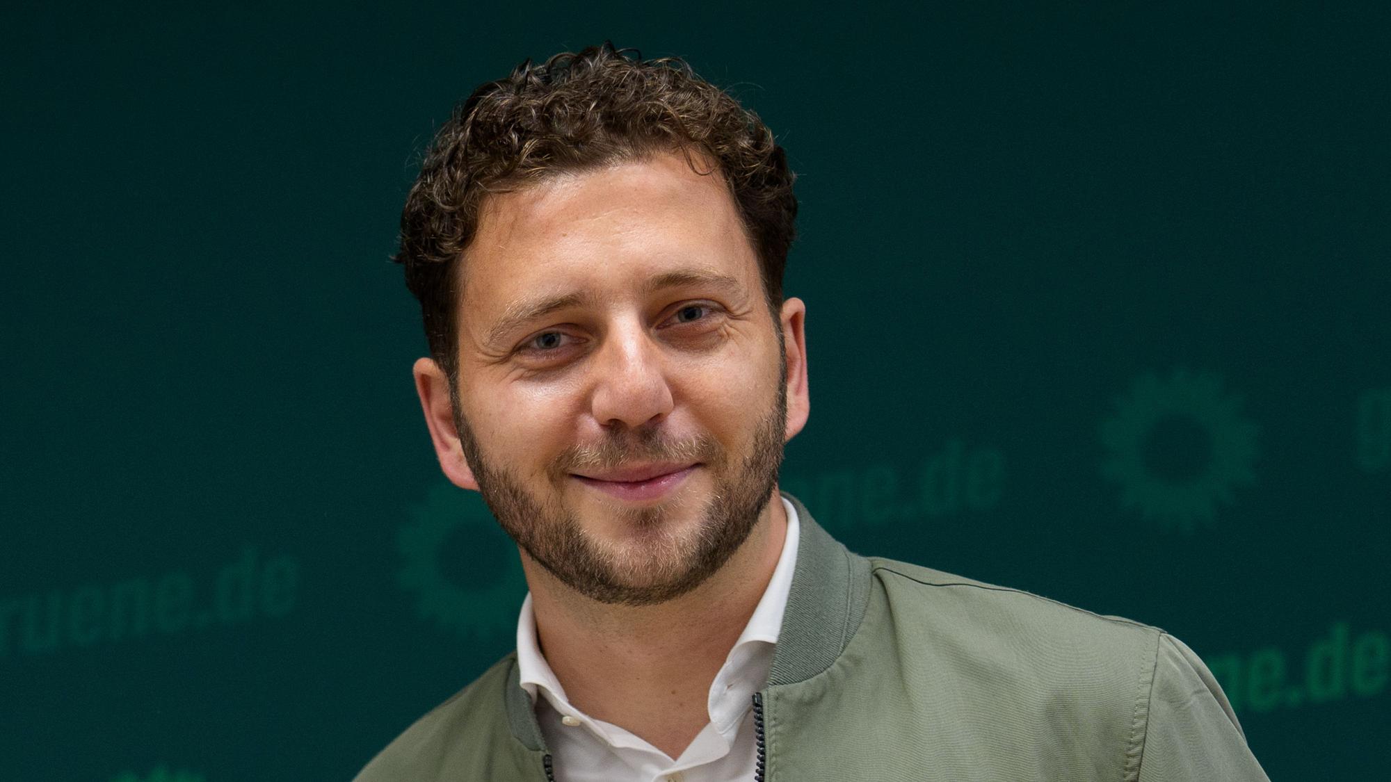 Grünen-Chef Banaszak spricht über seine Bisexualität und die Bedrohung der Vielfalt durch queerefeindliche Tendenzen.