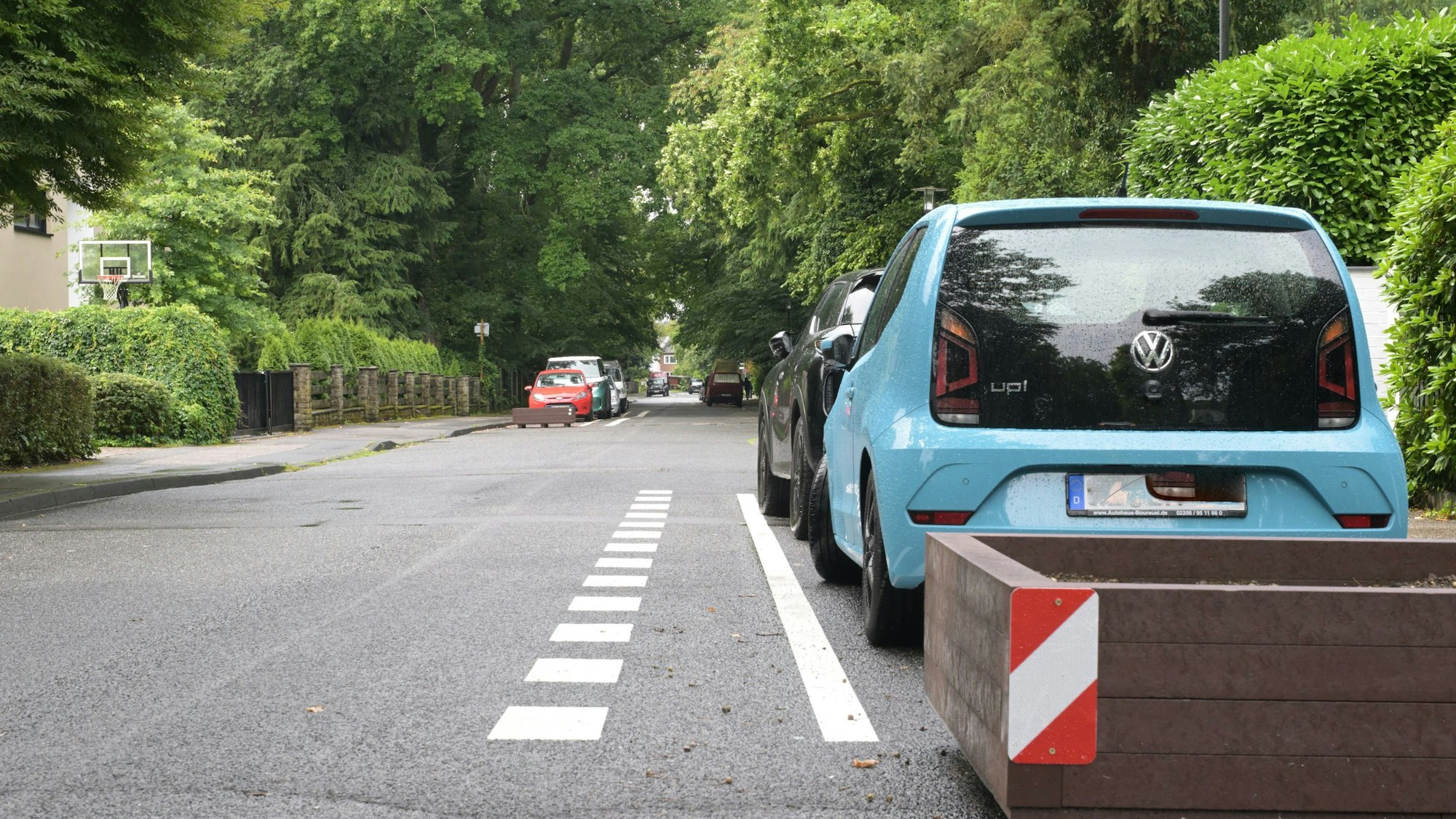 Das Foto zeigt eine neue Parkzone am Parkweg