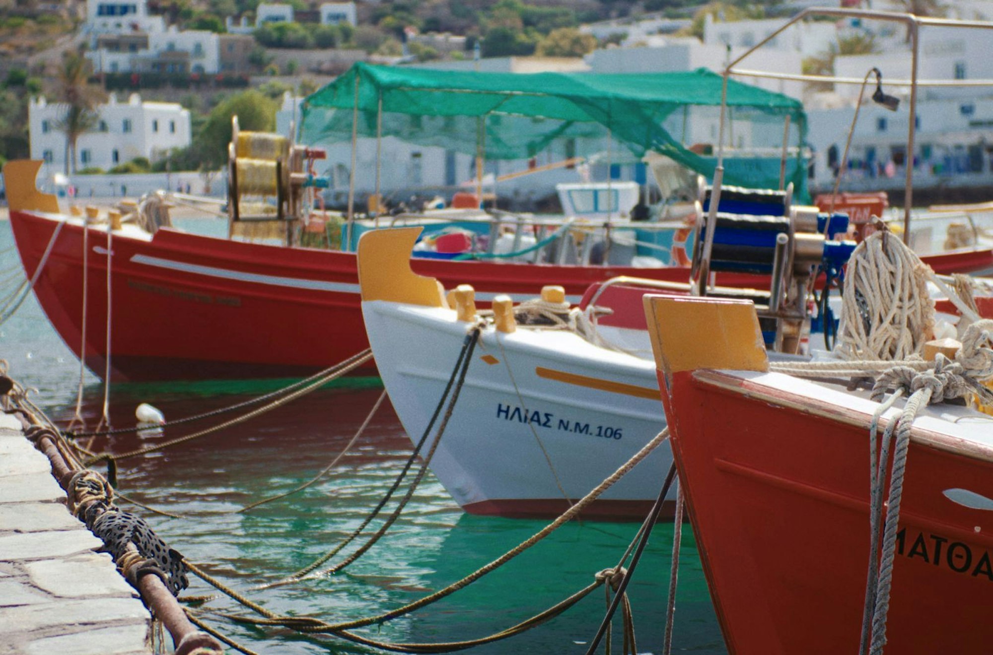 Boote im Hafen von Mykonos-Stadt. Viele Strände sind immer noch nur mit ihnen erreichbar. (Bild: Filmiki / unafilm)