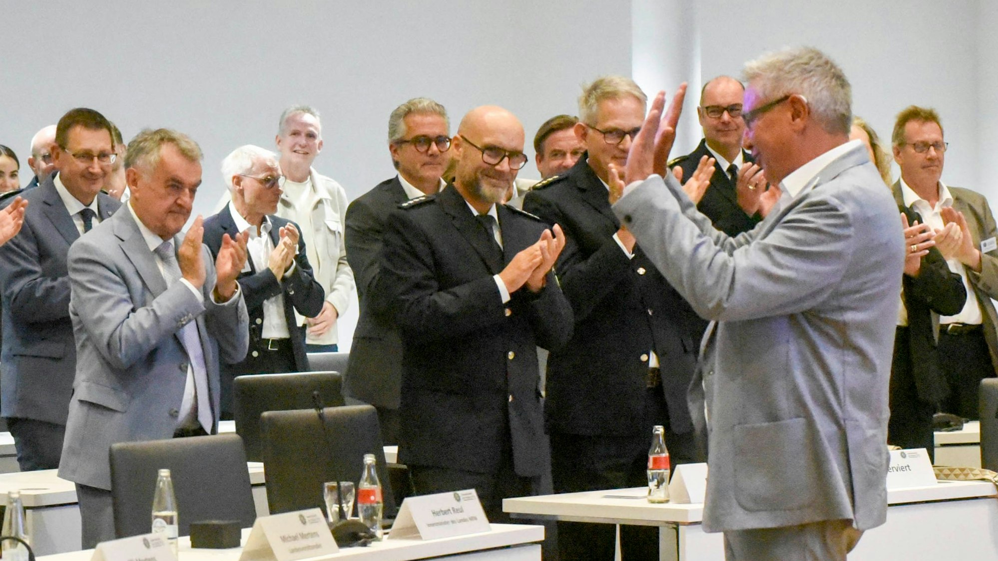 Das Bild zeigt mehrere Personen, die den scheidenden GdP-Landesvorsitzenden mit anhaltendem Applaus verabschiedeten.