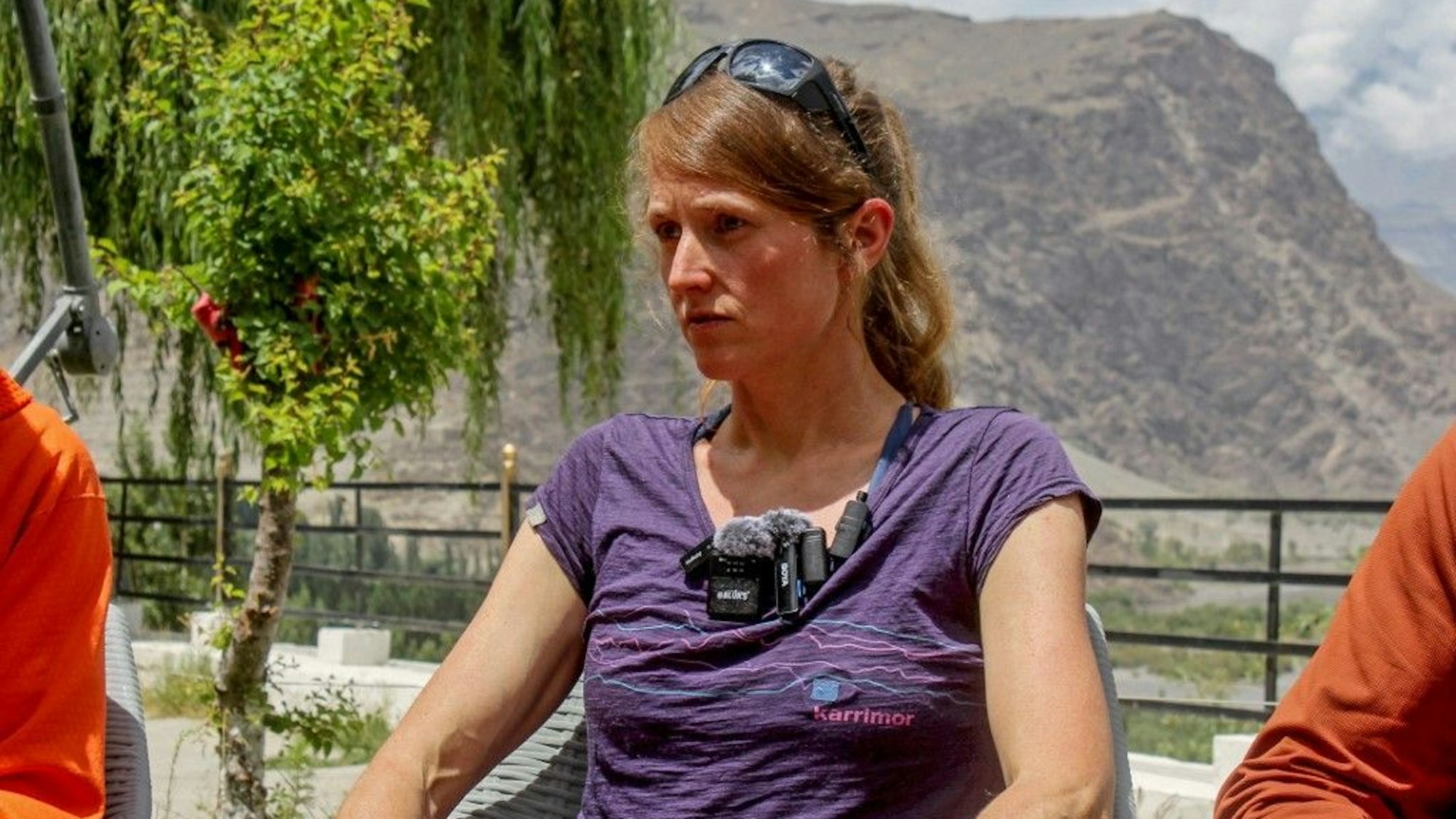 Marina Krauss sitzt bei einer Medienrunde.