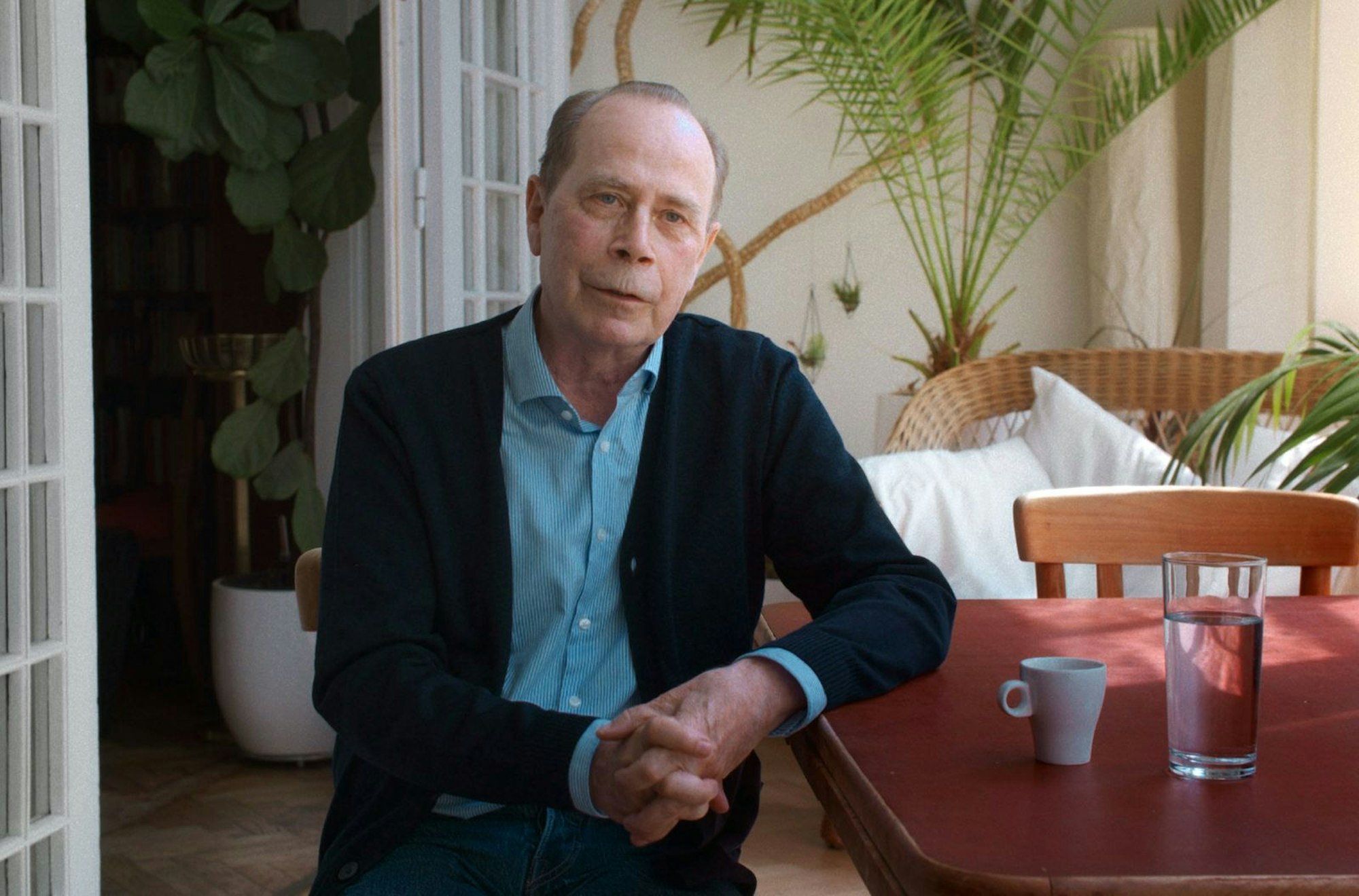 Geschäftsmann Karl zu Fürstenberg berichtet von der Gastfreundschaft der Einheimischen von Mykonos, die er und andere Auswärtige erfahren durften.
(Bild: Filmiki / unafilm)