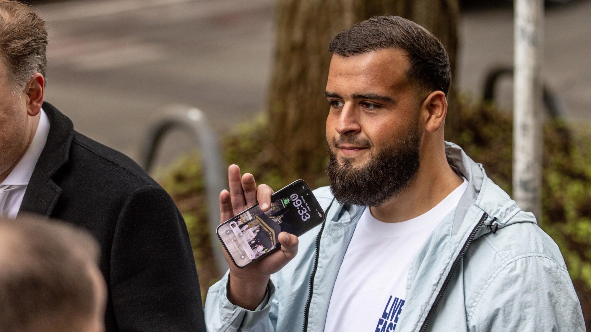 Das Bild zeigt Rapper Fat Comedy ist auf dem Weg zum Amtsgericht Dortmund am Tag des Beginns des Strafprozesses wegen einer Attacke auf Comedian Oliver Pocher. Foto: Dieter Menne/dpa