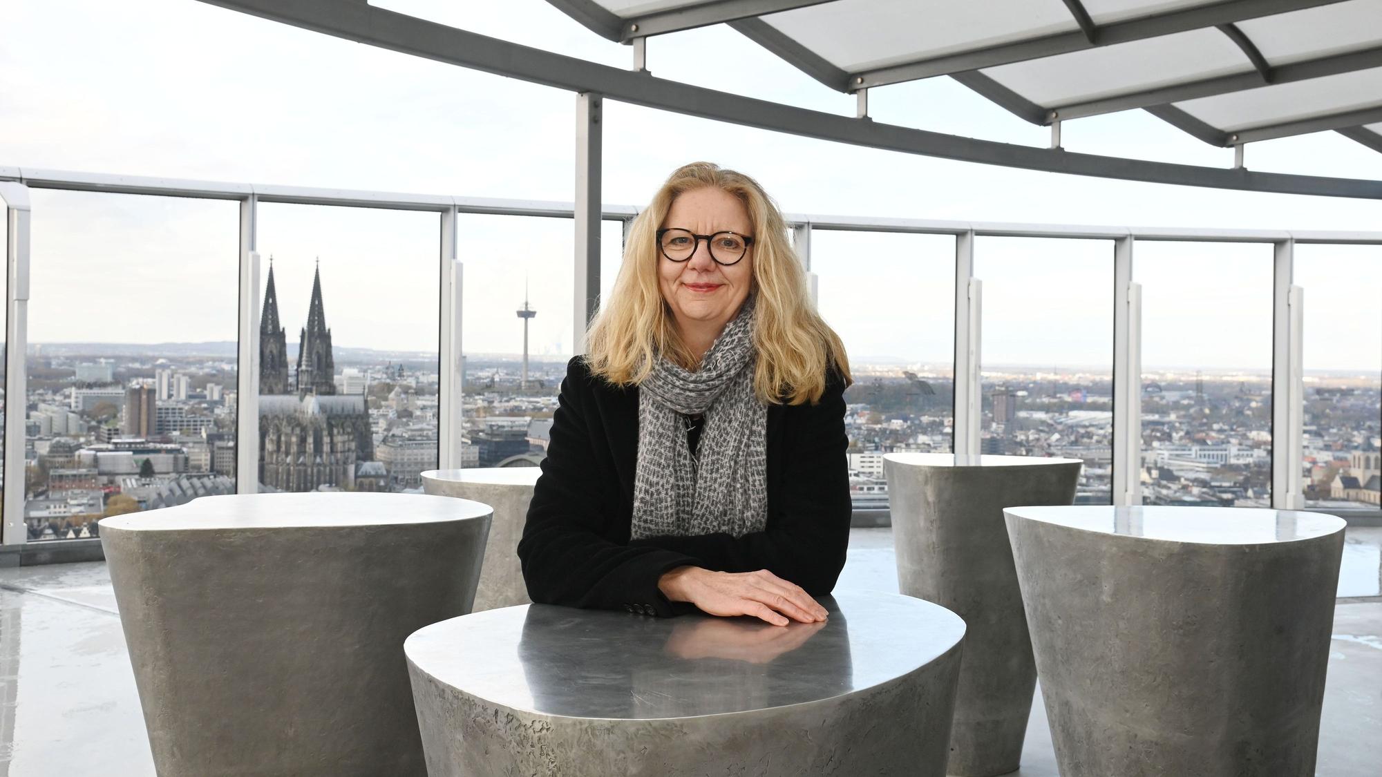 Die Kölner Architektin Dörte Gatermann auf der Aussichtsplan des LVR Turm.