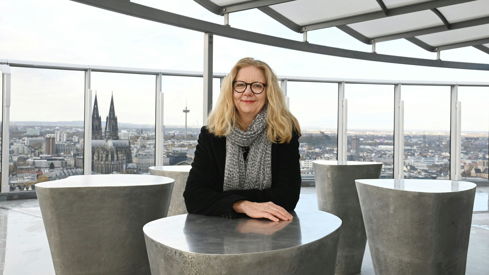 Die Kölner Architektin Dörte Gatermann auf der Aussichtsplan des LVR Turm.