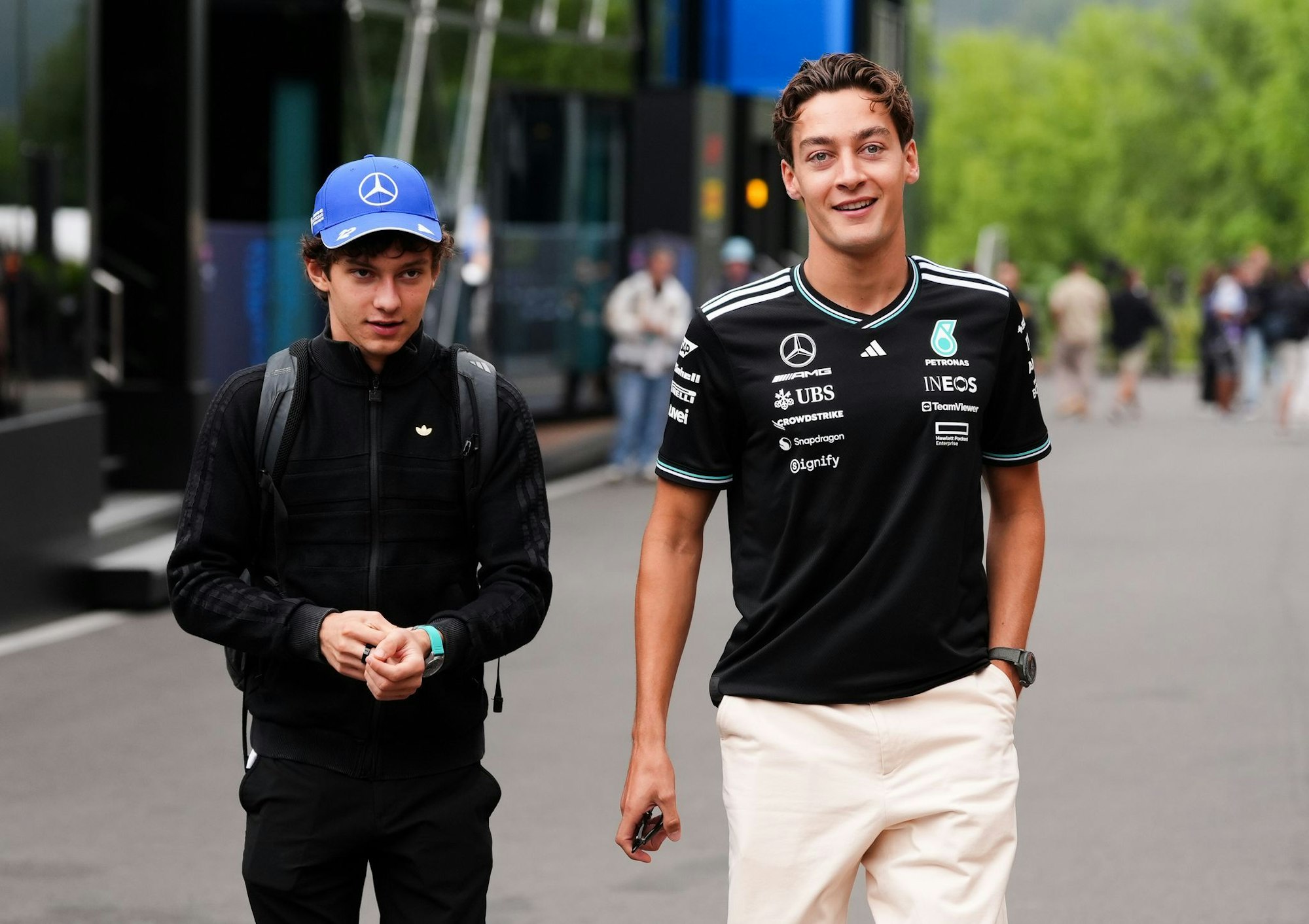 Kimi Antonelli und George Russell fahren wohl auch 2026 für Mercedes.