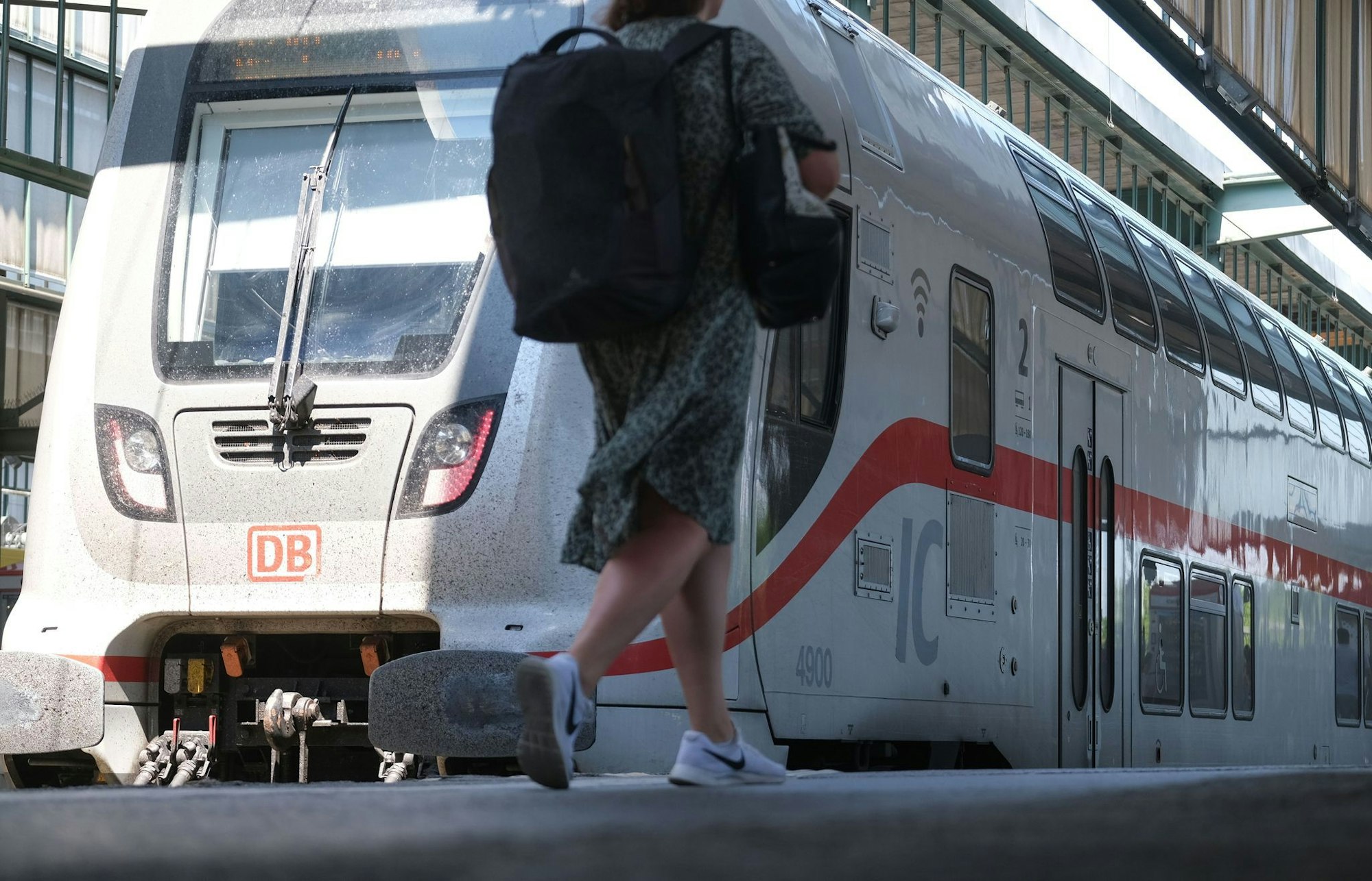 Die Pünktlichkeit im Fernverkehr hat sich in den ersten sechs Monaten kaum verbessert, auch bei der Auslastung von ICE- und IC-Zügen hinkt die Bahn ihren Zielen hinterher. (Archivbild)