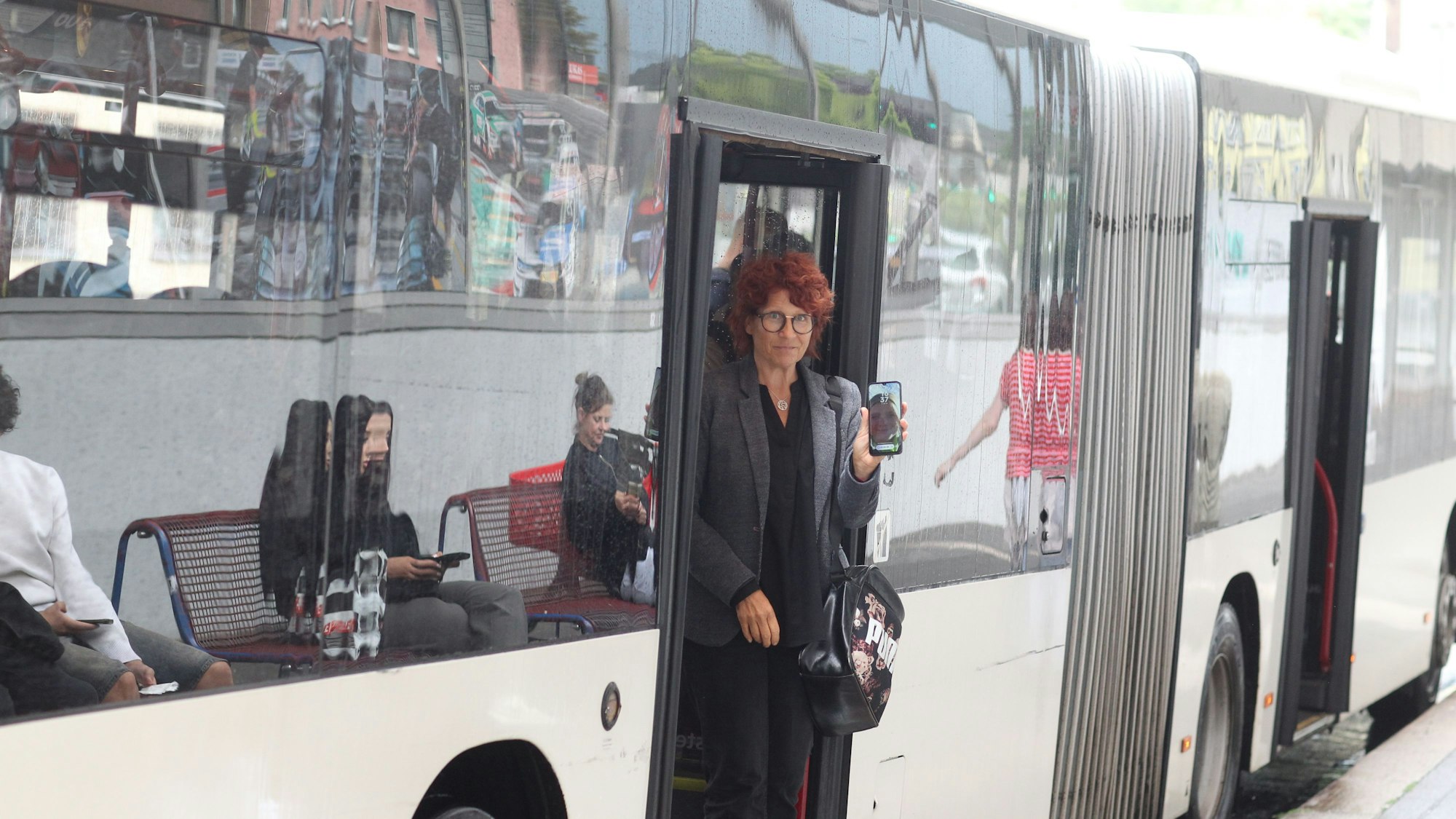 Wettrennen von der Siegburger Predation in der Neuen Poststraße 15 bis zur Burg Wissem in Troisdorf mit Klaus Heuschötter (Auto), Cordula Orphal (Buss) und klarer Sieger Marius Fuhrmann (Fahrrad).