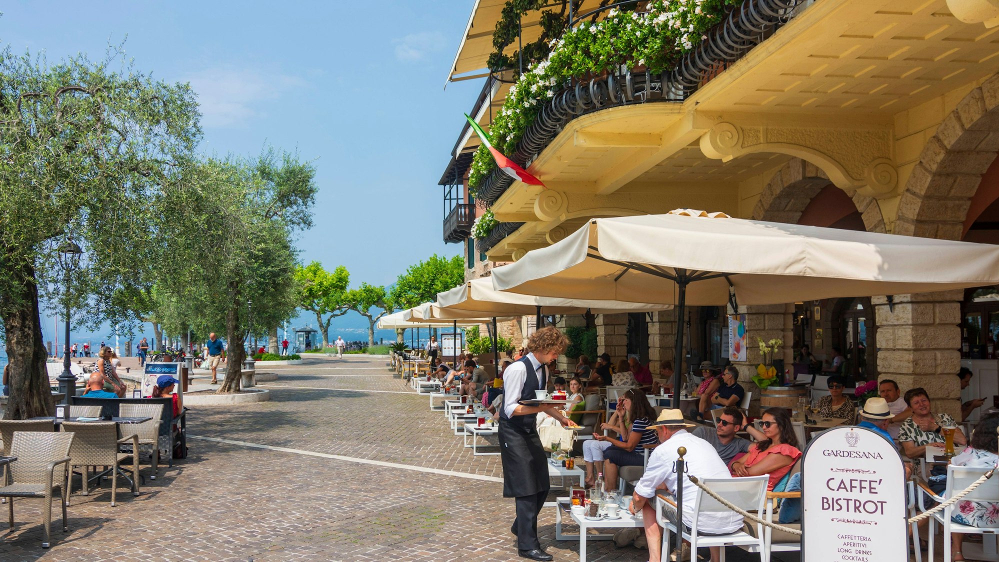 Torri del Benaco, ein Ort am Gardasee geht gegen aufdringliche Kellner vor.