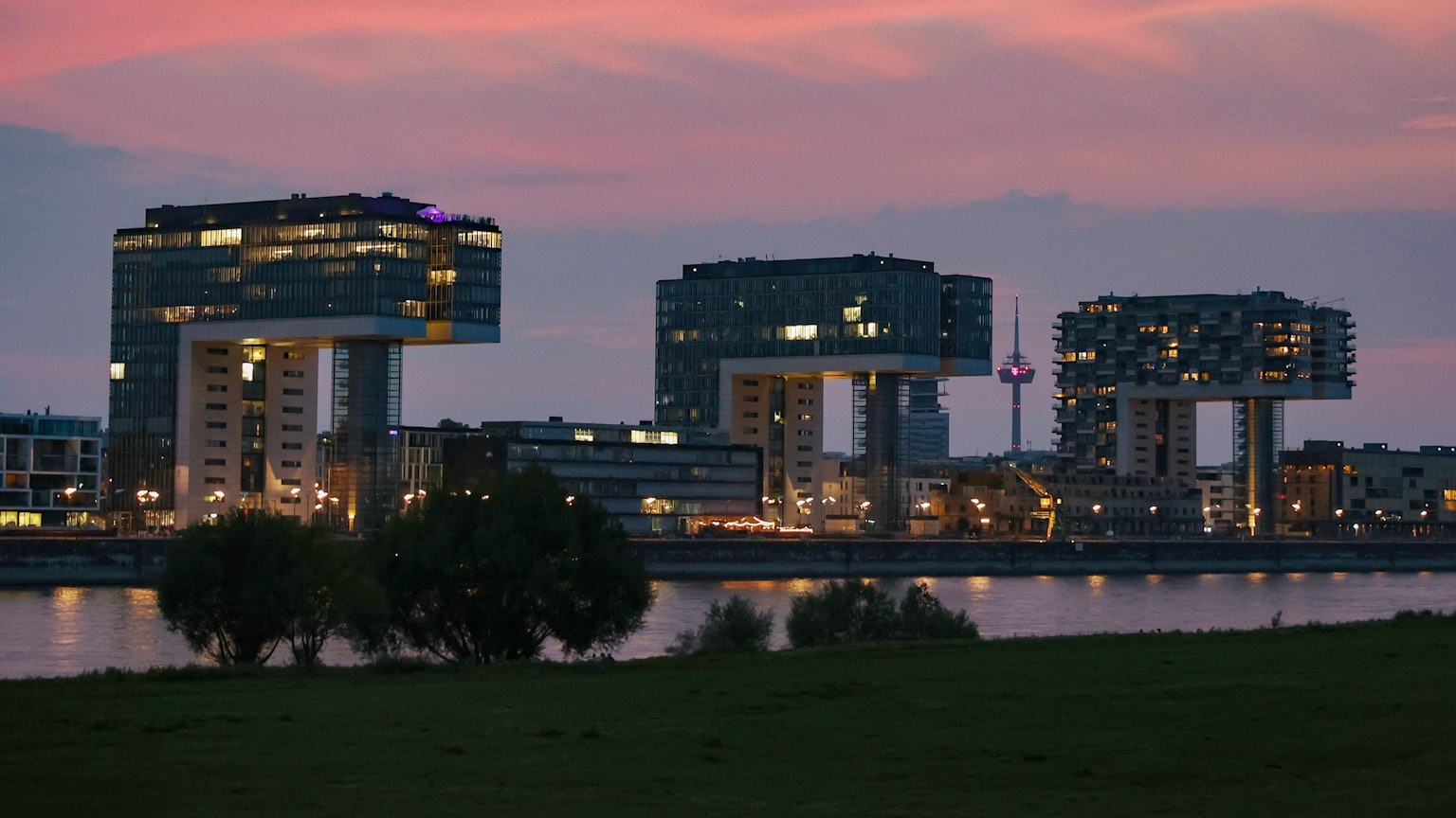 Kölnpanorama mit den Kranhäusern im Sonnenuntergang