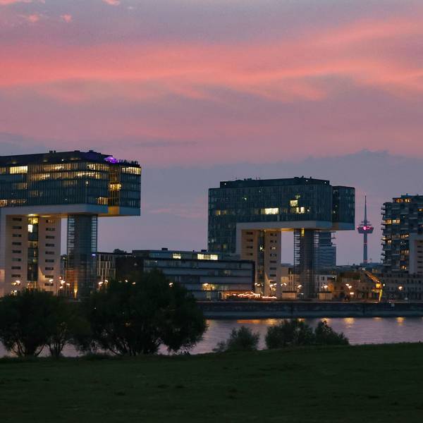 Kölnpanorama mit den Kranhäusern im Sonnenuntergang