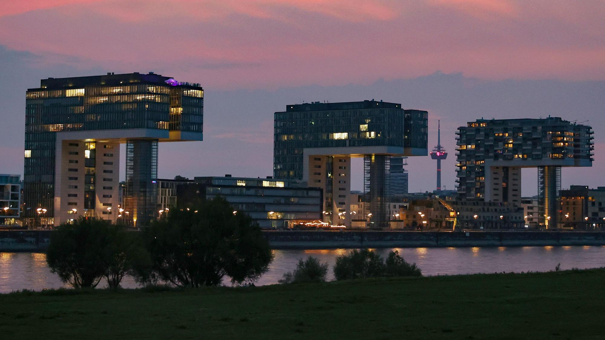 Kölnpanorama mit den Kranhäusern im Sonnenuntergang