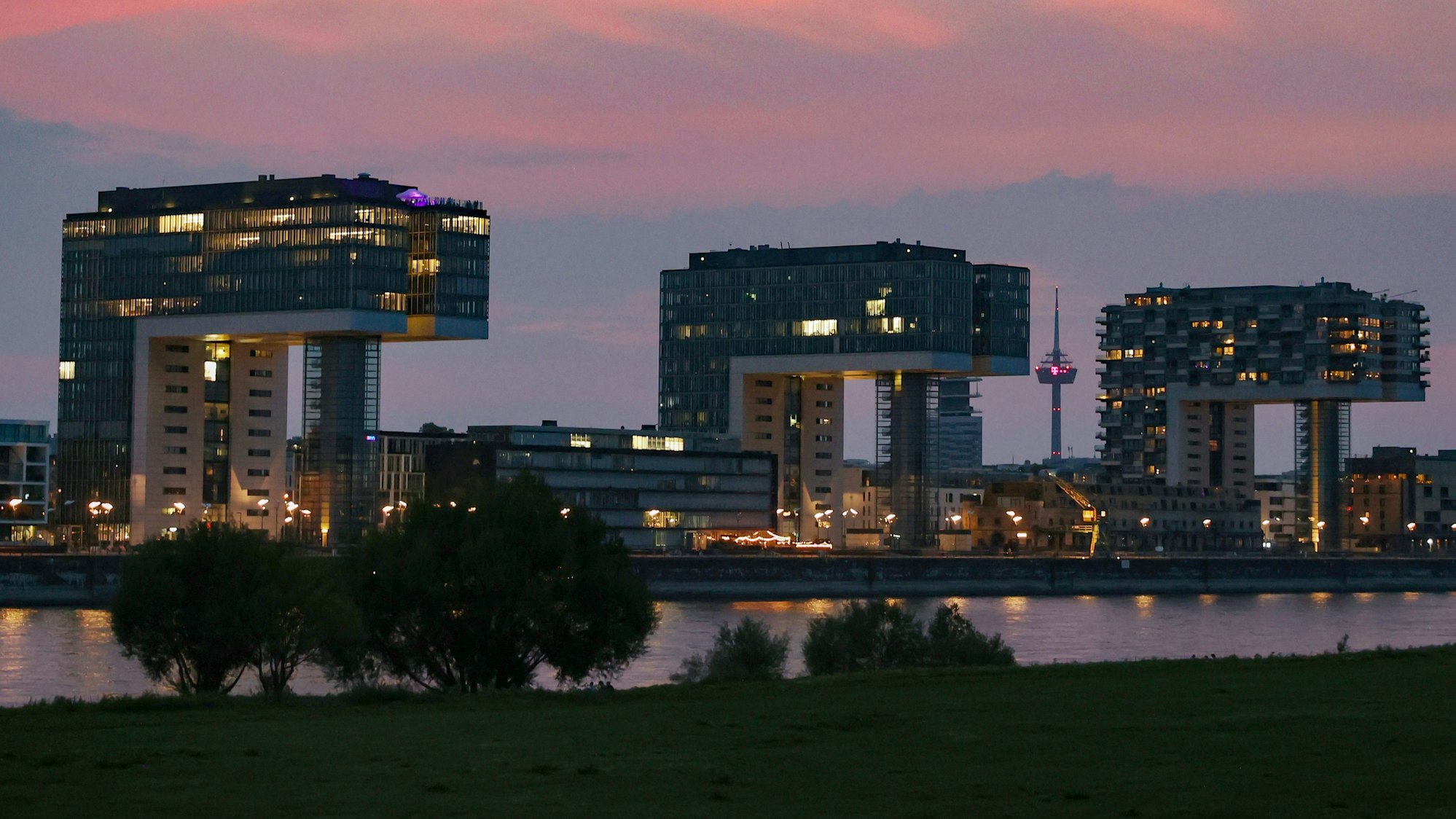 Kölnpanorama mit den Kranhäusern im Sonnenuntergang