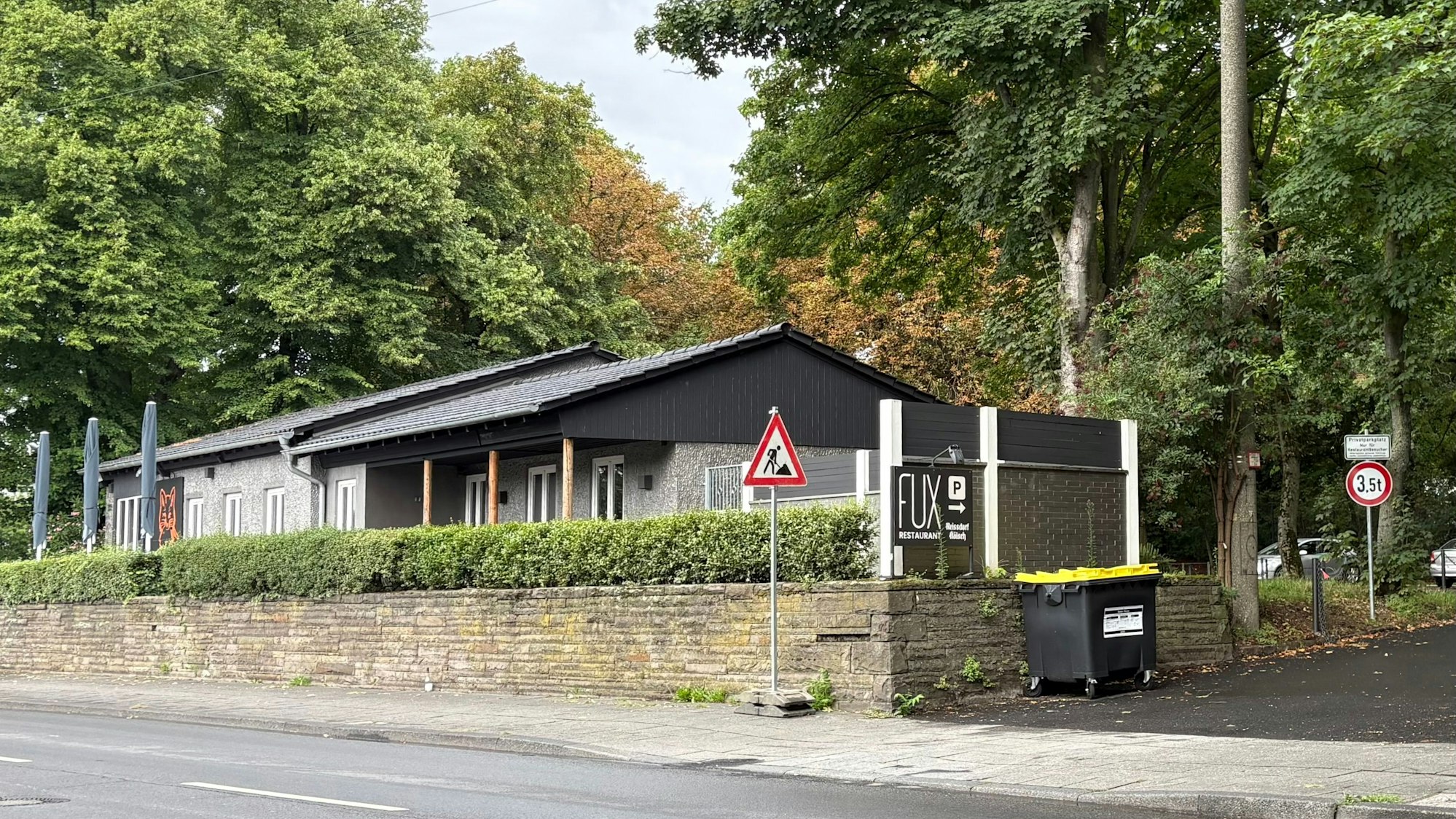 Das Fux Restaurant am Rhein von außen.