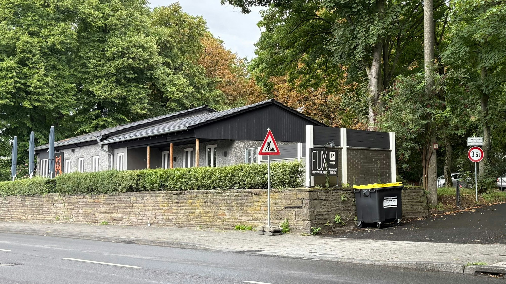 Restaurant Fux am Rhein mit Parkplatzschild vor der Tür.