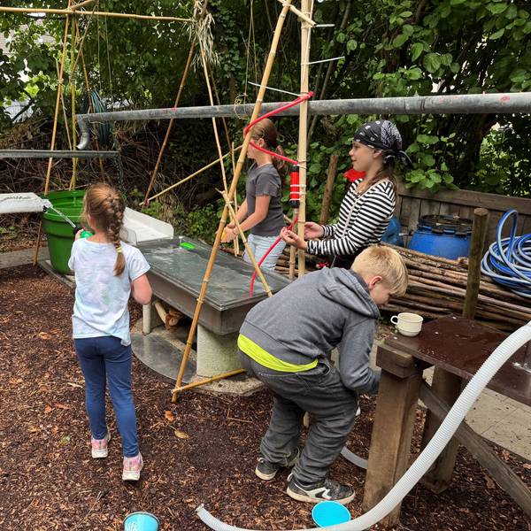 Kinder spielen am neu eröffneten „Wassergarten“ des Jugendzentrum Bunker in Leverkusen Wiesdorf.