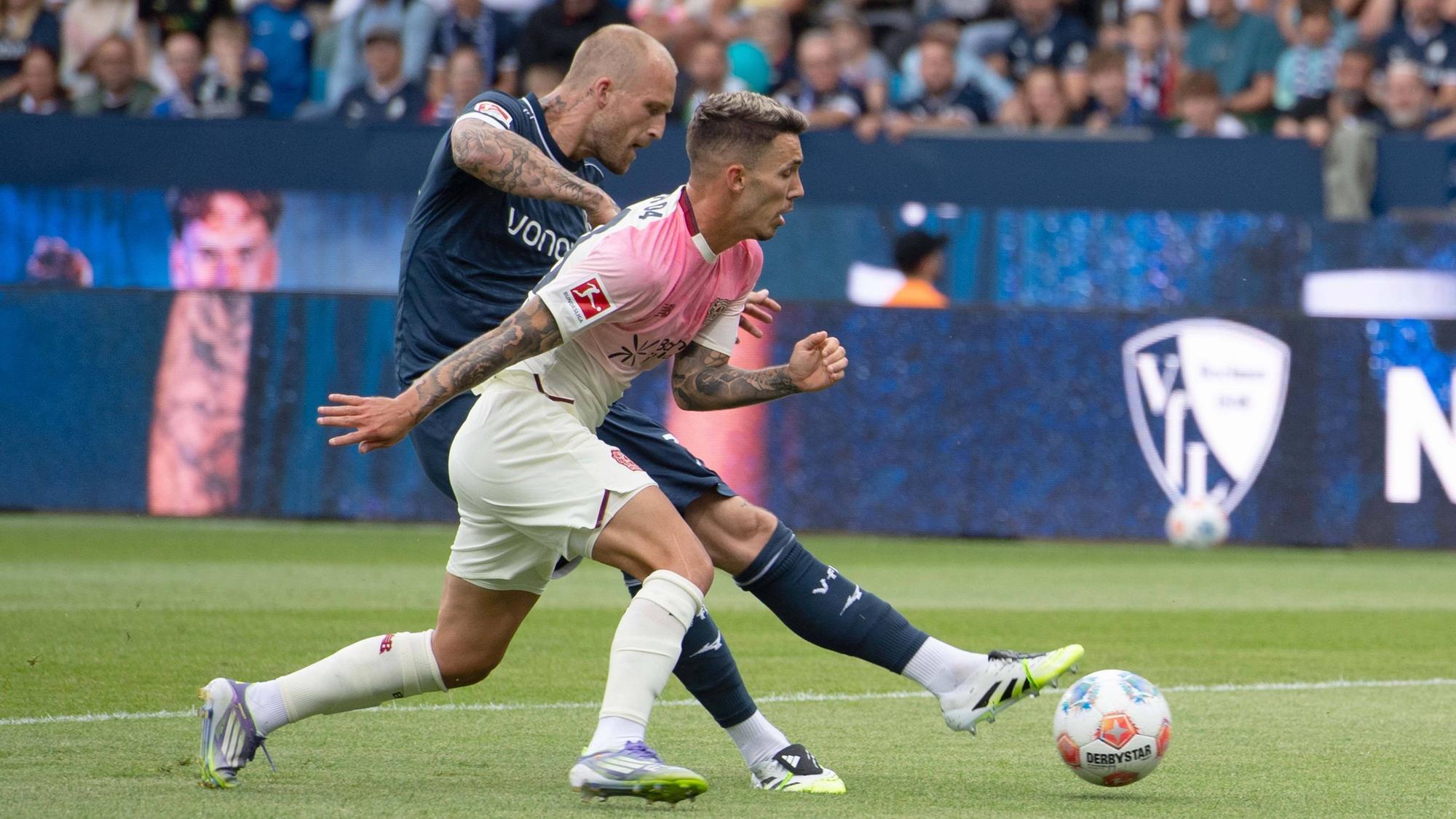 Leverkusens Alejandro Grimaldo (vorne) im Zweikampf mit Philipp Hofmann vom VfL Bochum im Testspiel am Sonntag.