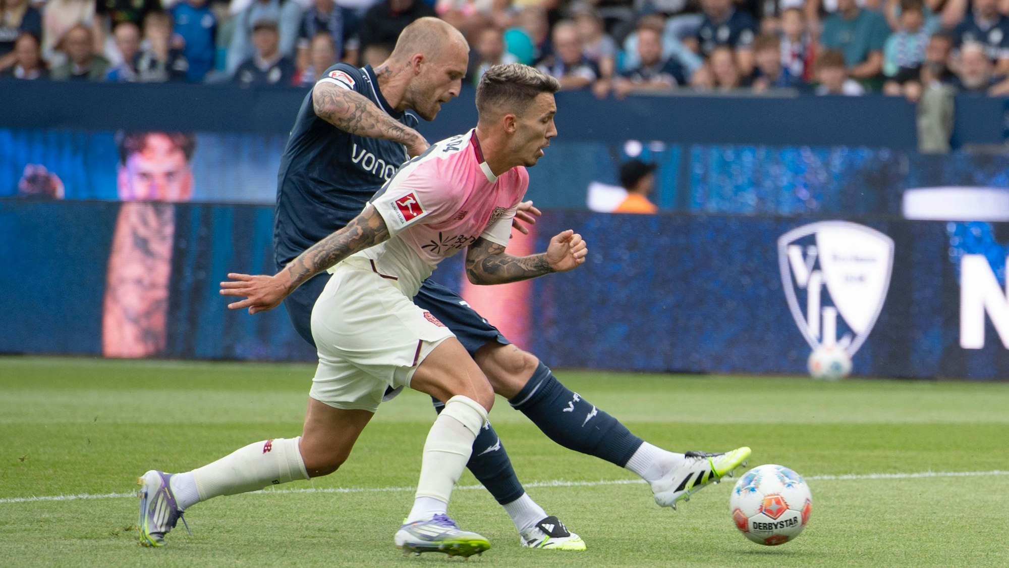 Leverkusens Alejandro Grimaldo (vorne) im Zweikampf mit Philipp Hofmann vom VfL Bochum im Testspiel am Sonntag.