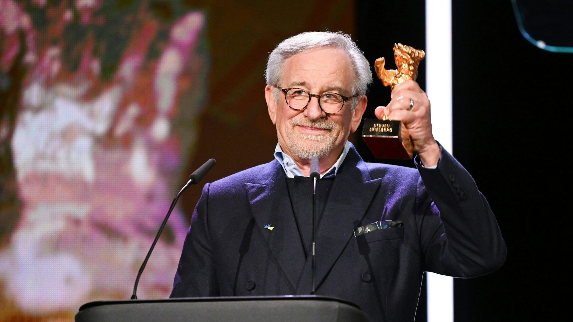 US-Regisseur Steven Spielberg freut sich über die Auszeichnung mit dem Goldenen Ehrenbären der Berlinale.