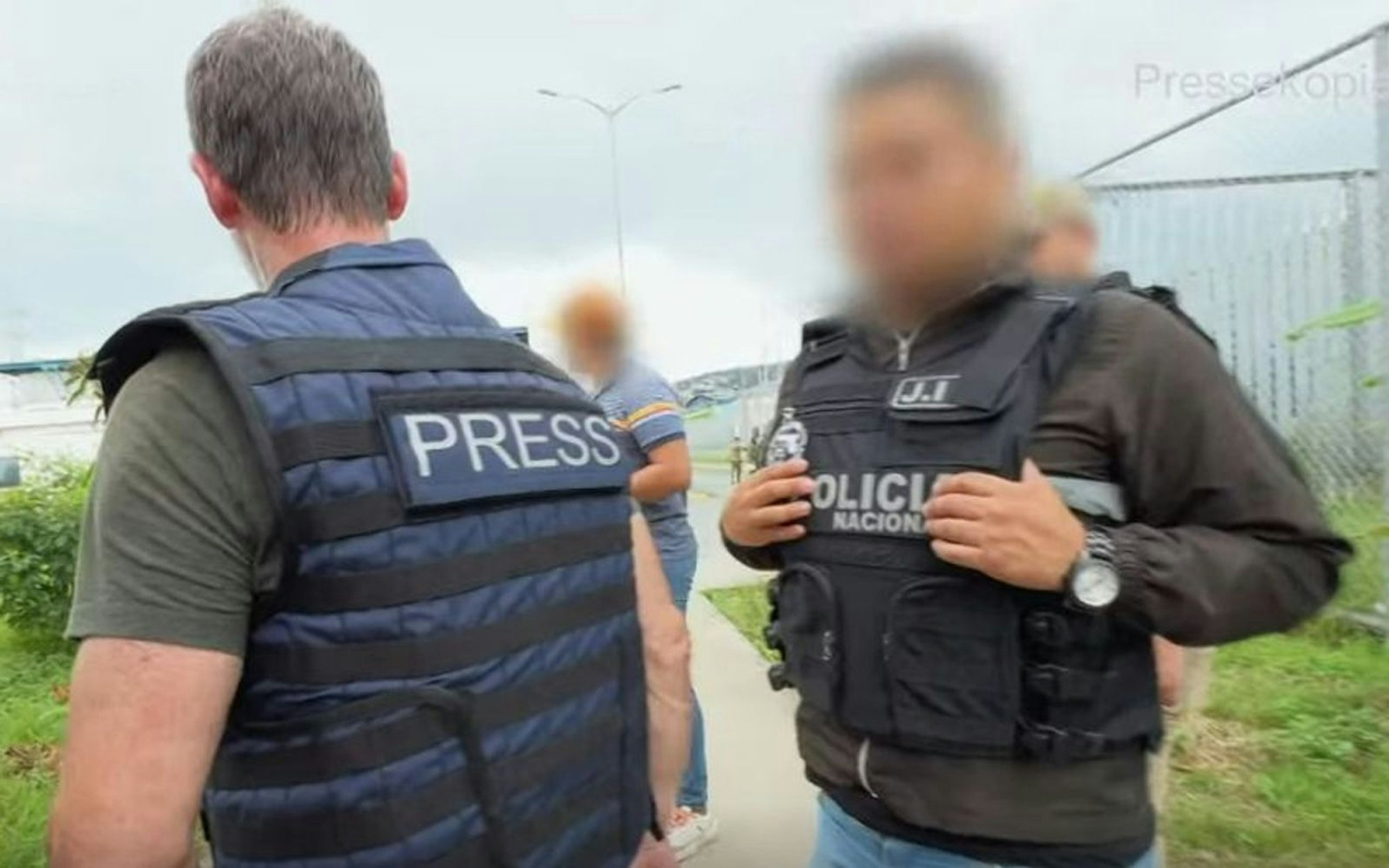 Für den ZDF-Film „Drogenkrieg in Ecuador - Ein Land am Abgrund“ begibt sich ein Team des Senders in große Gefahr. In einem Gefängnis in Ecuador erleben die Journalisten, wie skrupellos hier vorgegangen wird. (Bild: ZDF)