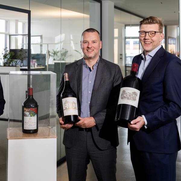 Köln: Das junge Kölner Finanzunternehmen Berghaus & Cie. investiert für seine Kunden in die besten Weine der Welt.
Im Bild v.l.n.r. Tristan Berghaus, Dennis Pelzer und Peter Irnich.