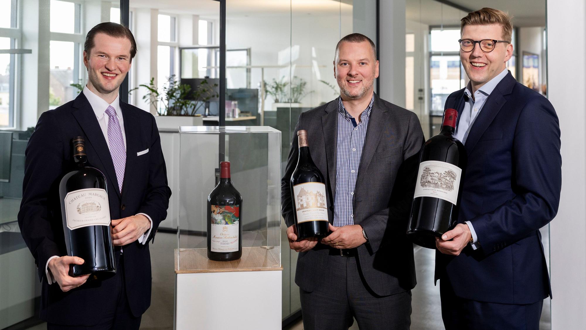 Köln: Das junge Kölner Finanzunternehmen Berghaus & Cie. investiert für seine Kunden in die besten Weine der Welt.
Im Bild v.l.n.r. Tristan Berghaus, Dennis Pelzer und Peter Irnich.