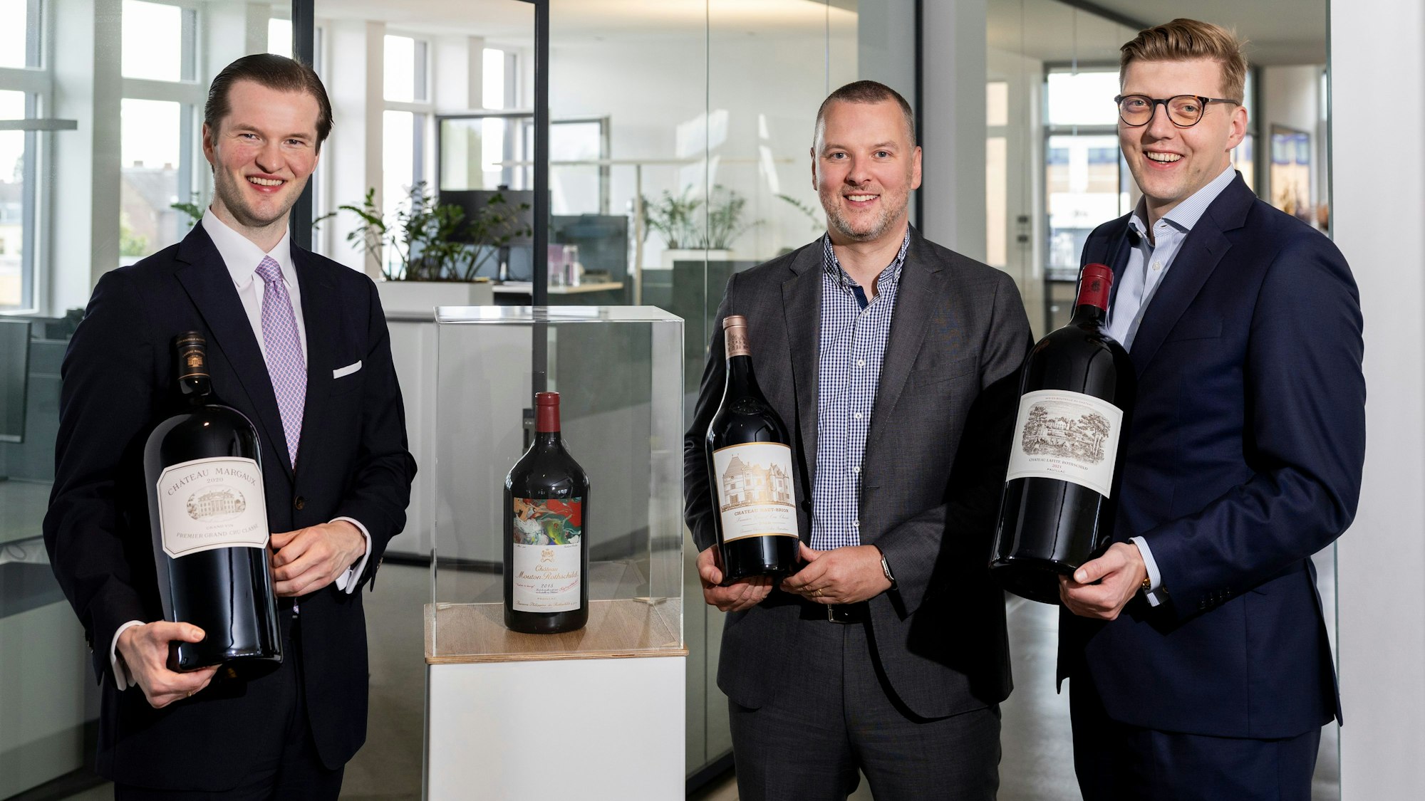 Köln: Das junge Kölner Finanzunternehmen Berghaus & Cie. investiert für seine Kunden in die besten Weine der Welt.
Im Bild v.l.n.r. Tristan Berghaus, Dennis Pelzer und Peter Irnich.