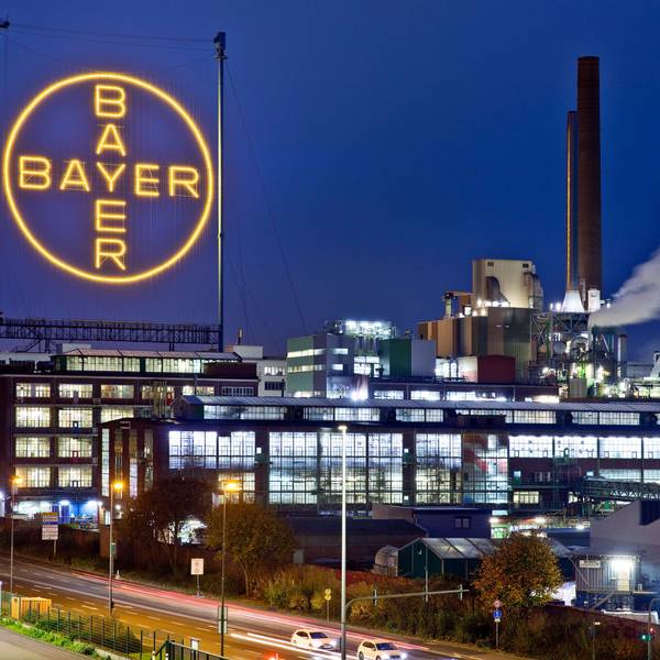 Das Bayerkreuz am Standort Leverkusen bei Nacht.