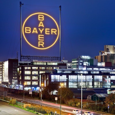 Das Bayerkreuz am Standort Leverkusen bei Nacht.