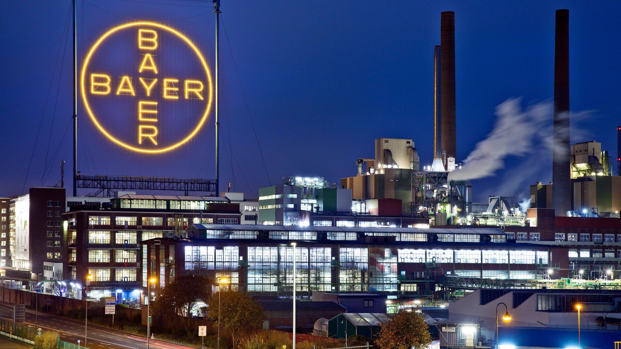 Bayer-Kreuz in der blauen Stunde auf dem Werksgelände der Bayer AG, Leverkusen