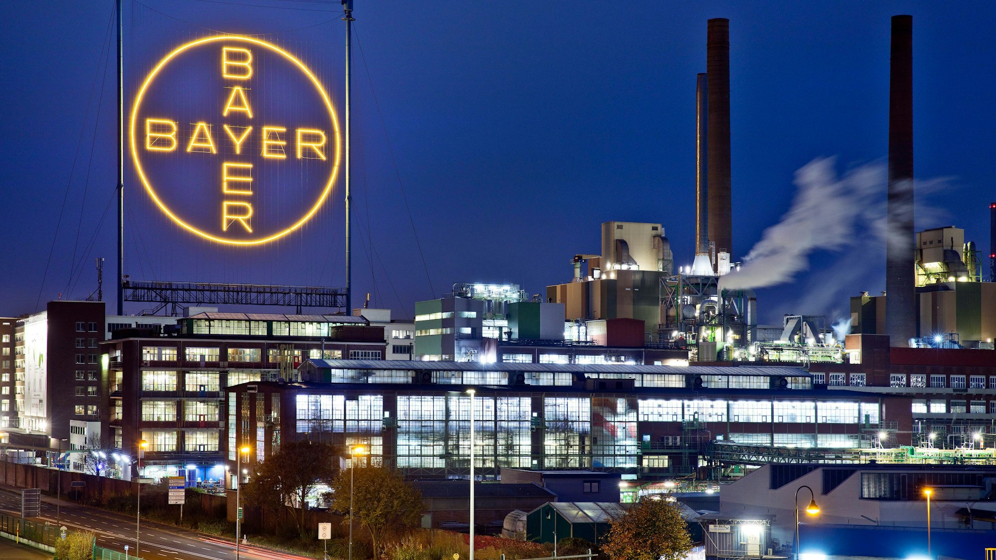 Bayer-Kreuz in der blauen Stunde auf dem Werksgelände der Bayer AG, Leverkusen