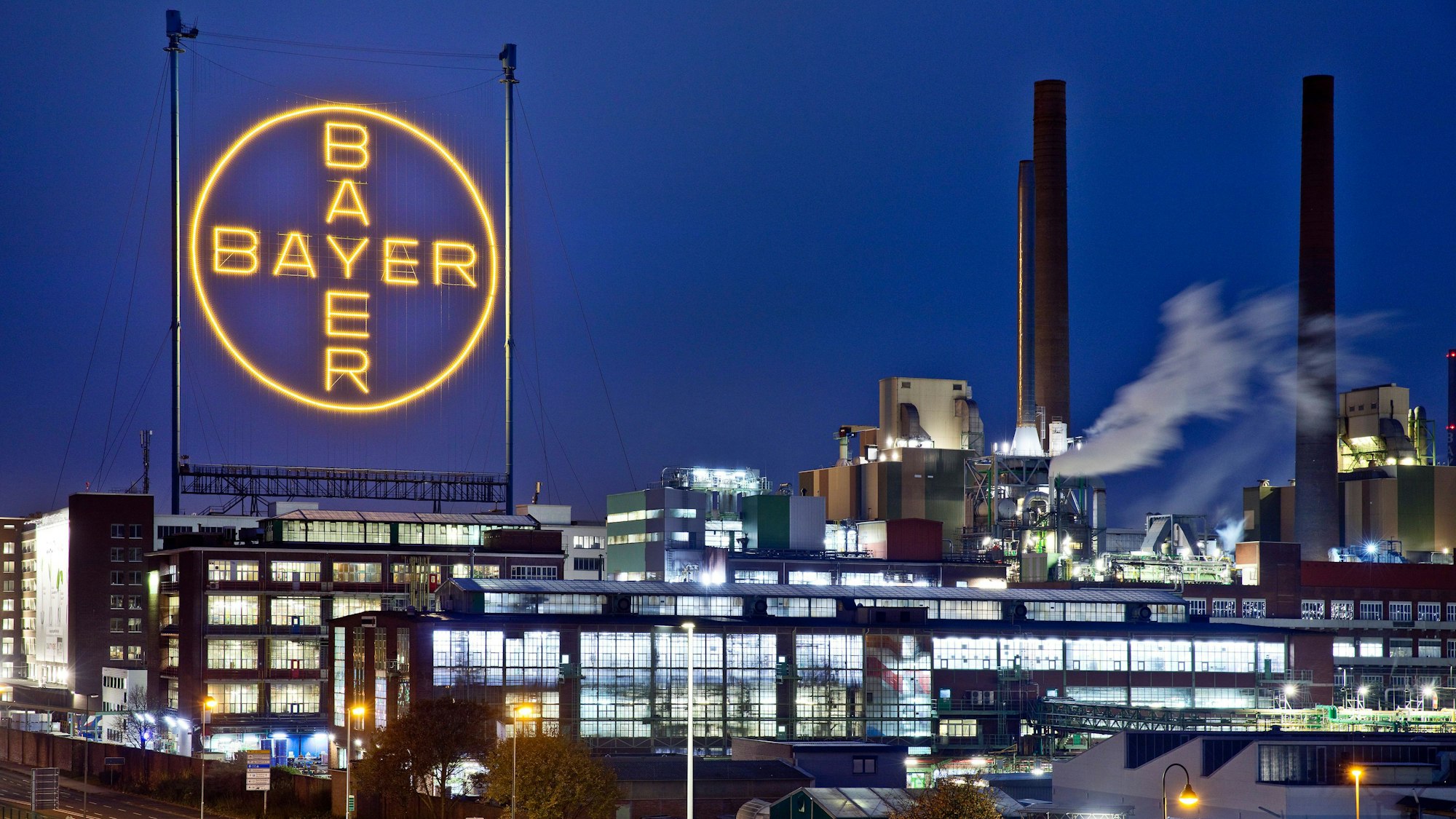Das Bayerkreuz am Standort Leverkusen bei Nacht.