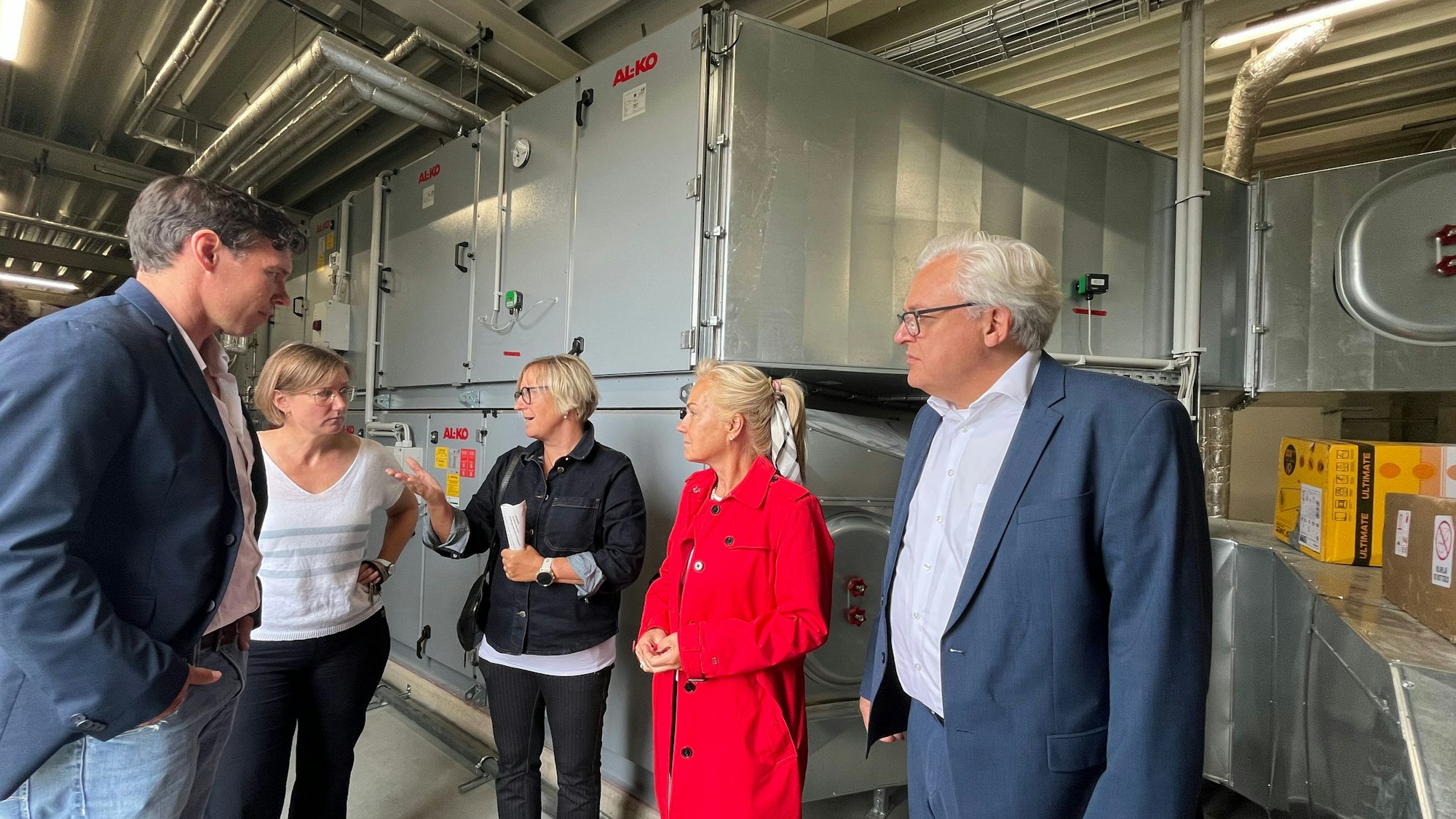 Menschen vor Lüftungsanlage