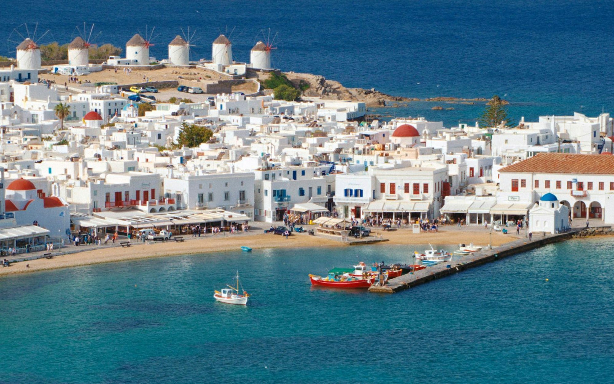 Die weiß getünchten Windmühlen, die auf einem Hügel mit Blick auf Mykonos-Stadt aufgereiht sind, sind das Wahrzeichen der Insel.
(Bild: Filmiki / unafilm)