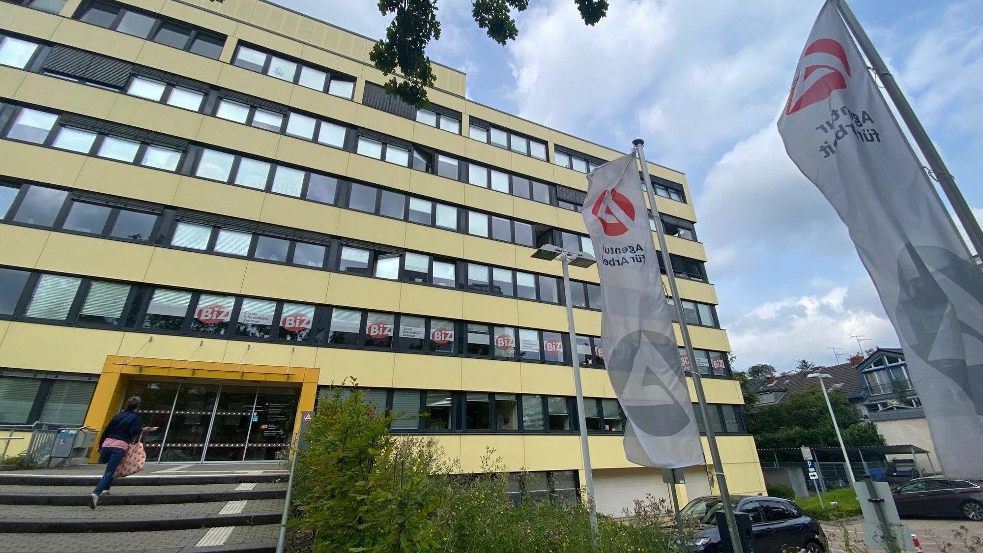 Zu sehen ist das Gebäude der Agentur für Arbeit Brühl.