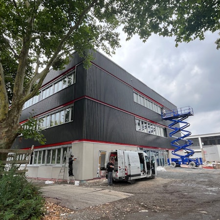 Baustelle an Schulgebäude