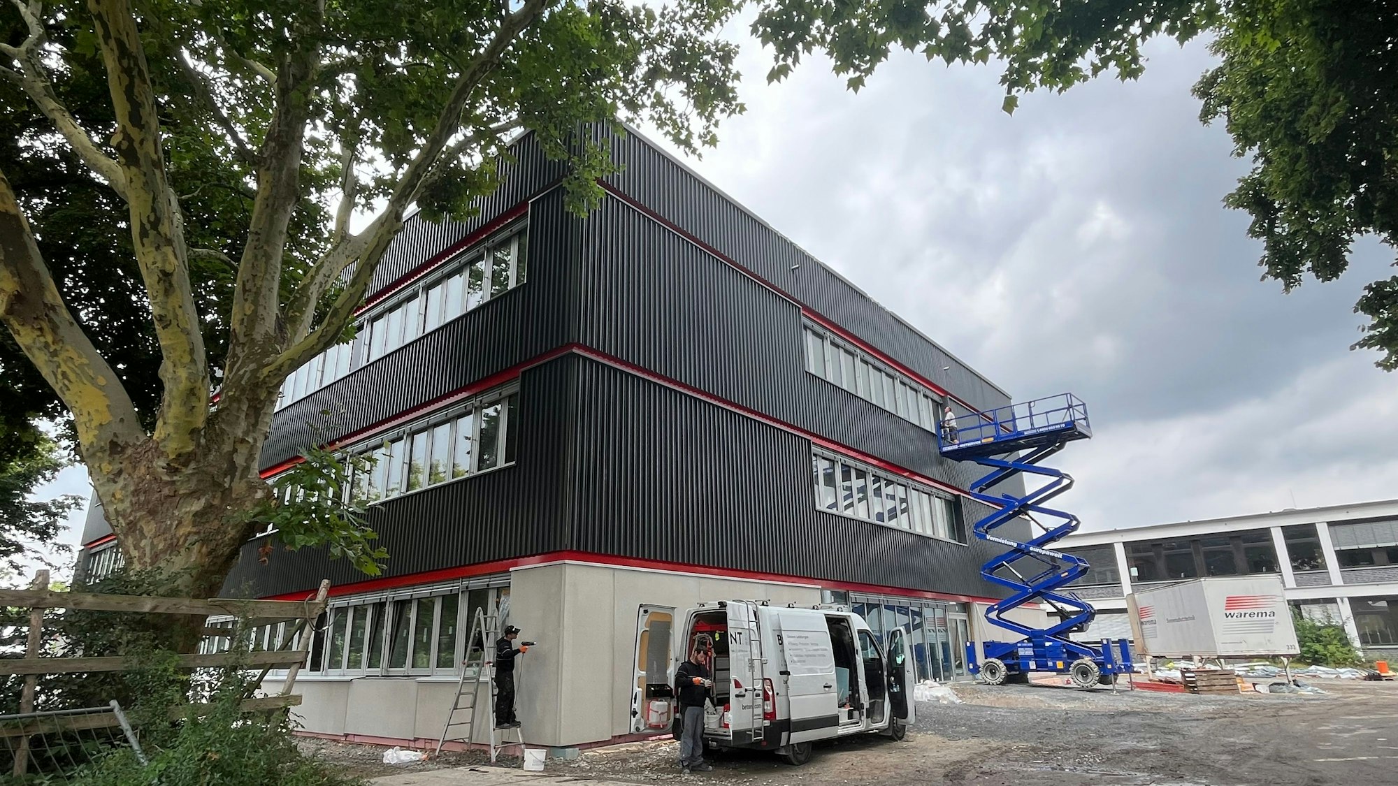 Baustelle an Schulgebäude