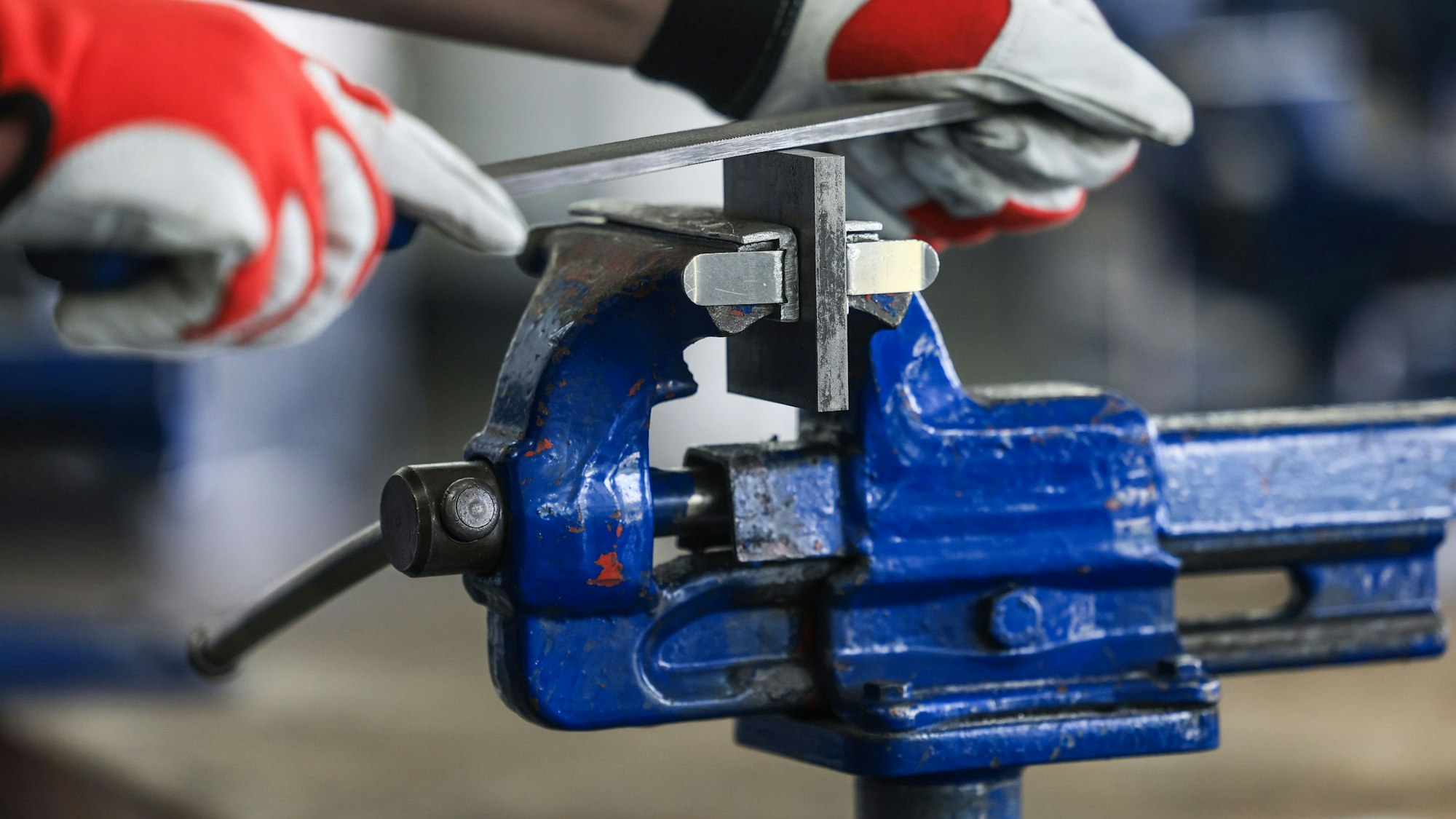 Die Zahl junger Menschen, die auf dem Weg ins Arbeitsleben die Unterstützung der Bundesarbeitsagentur suchen, ist im Oberbergischen Kreis gestiegen – ein erfreuliches Zeichen. Das Foto zeigt die Arbeit an einem Schraubstock.