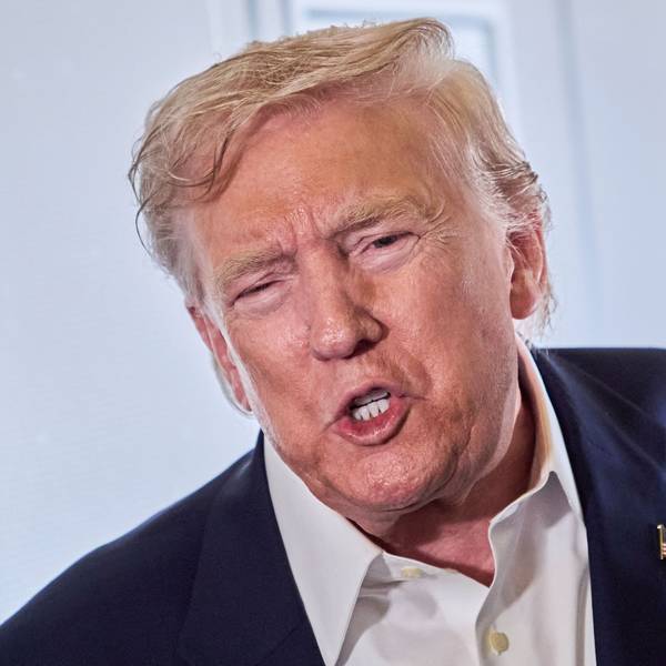 US-Präsident Donald Trump im Gespräch mit Reportern. Der Republikaner hat Russlands Ex-Präsidenten Dmitri Medwedew deutlich gewarnt. (Archivbild)
