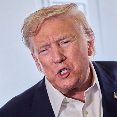 US-Präsident Donald Trump im Gespräch mit Reportern. Der Republikaner hat Russlands Ex-Präsidenten Dmitri Medwedew deutlich gewarnt. (Archivbild)