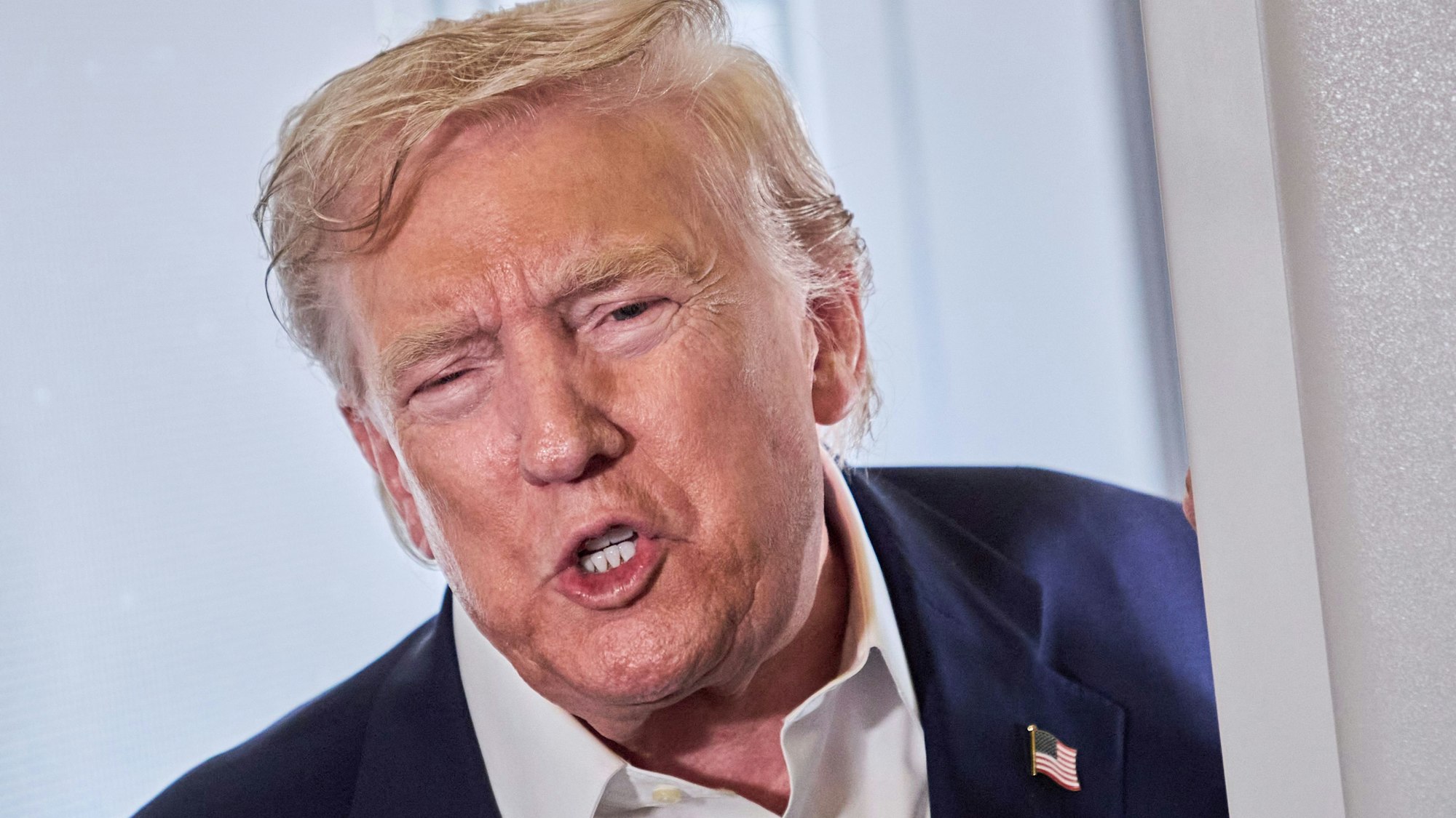 US-Präsident Donald Trump im Gespräch mit Reportern. Der Republikaner hat Russlands Ex-Präsidenten Dmitri Medwedew deutlich gewarnt. (Archivbild)