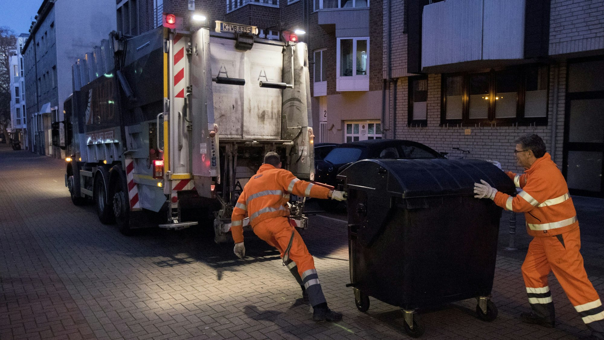 Das Bild zeigt Müllmänner bei der Arbeit. Foto: Michael Bause